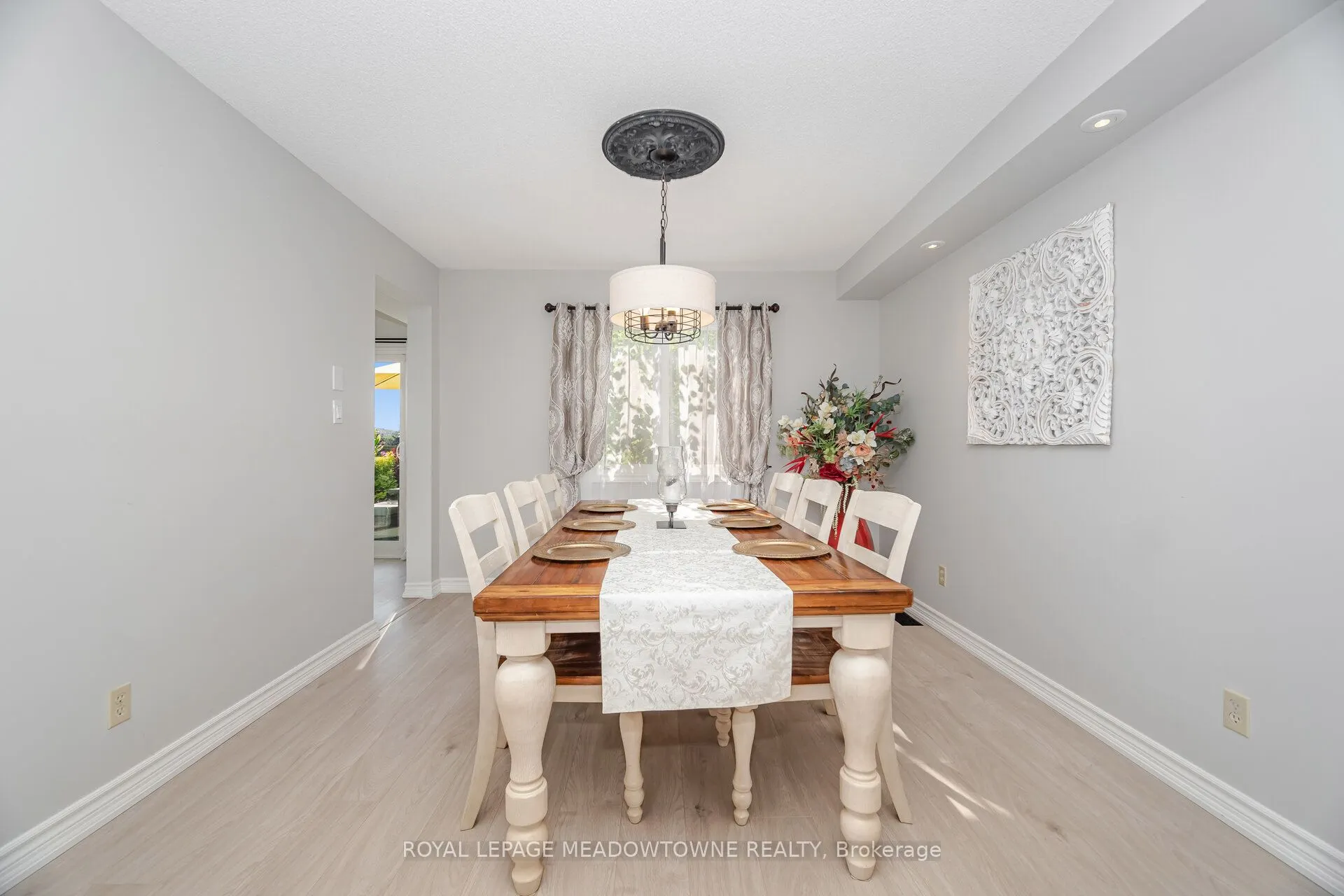 6 Hollis Crescent