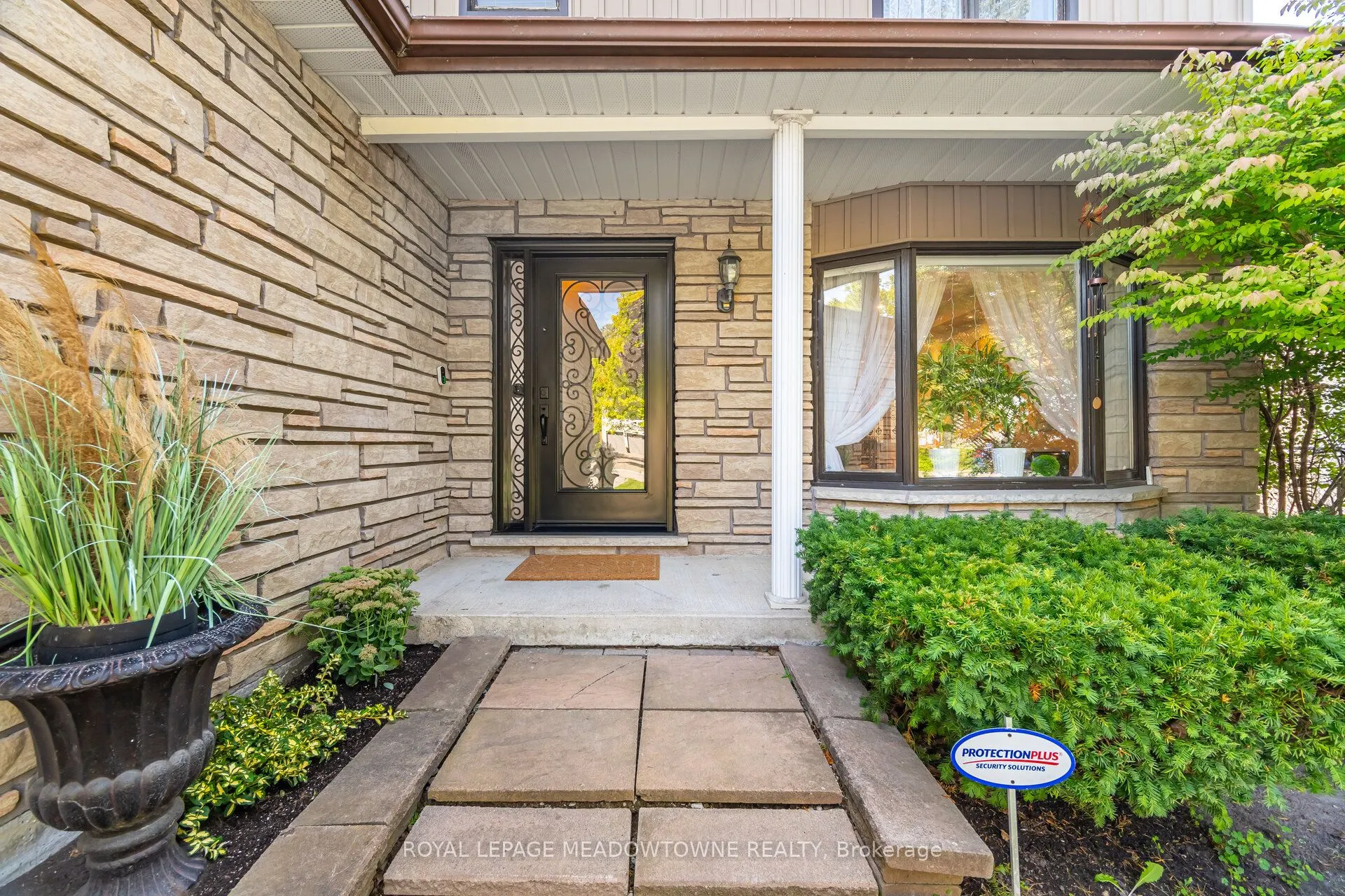 6 Hollis Crescent