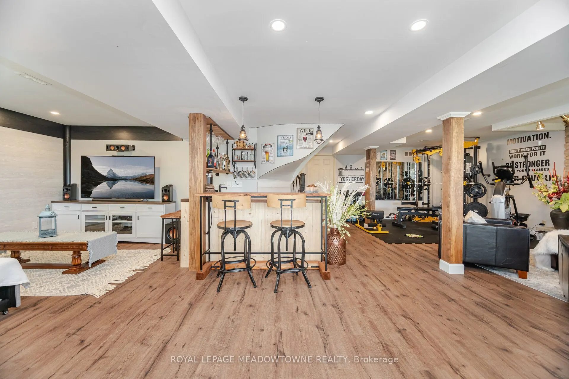 6 Hollis Crescent
