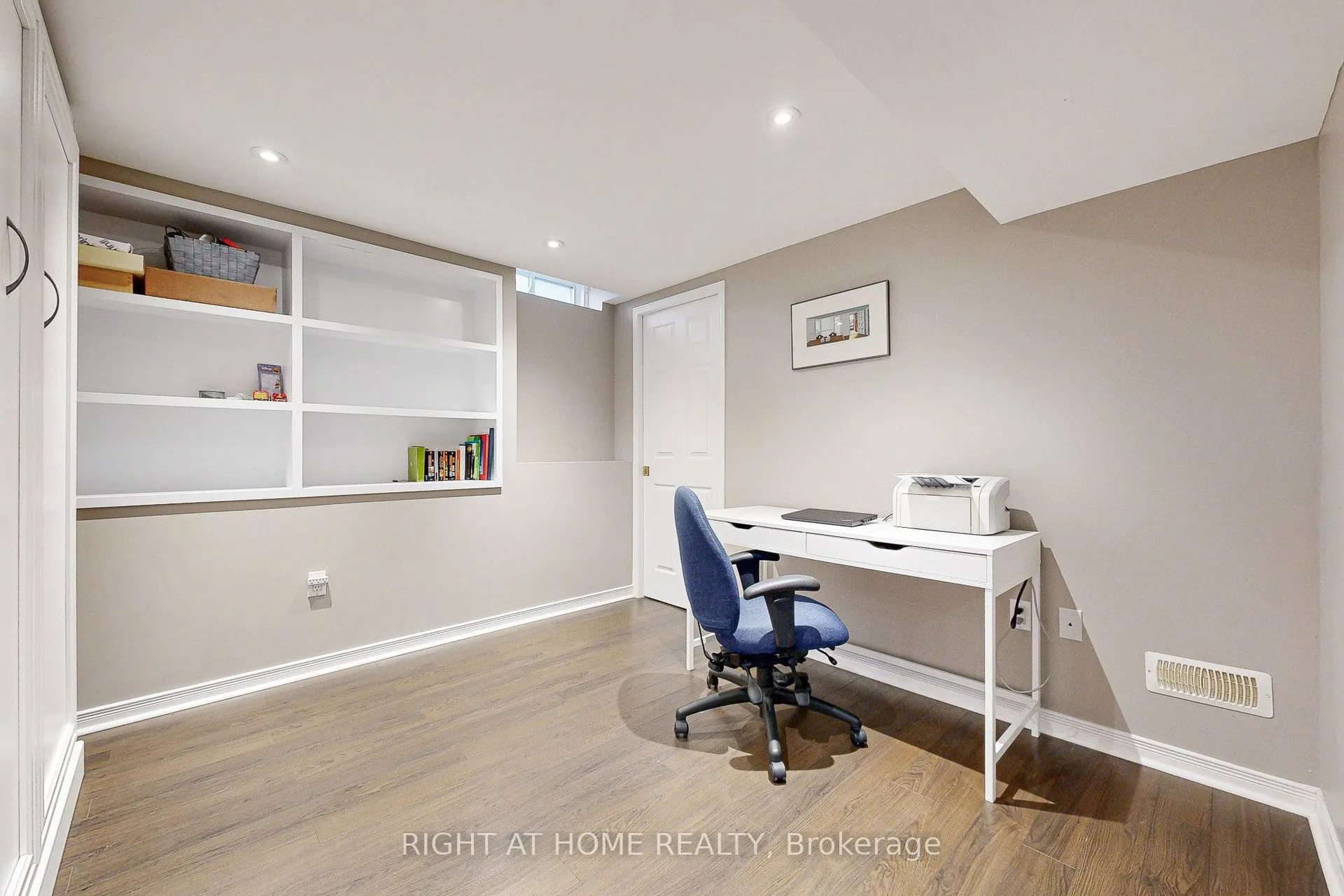 8 Lockridge Avenue