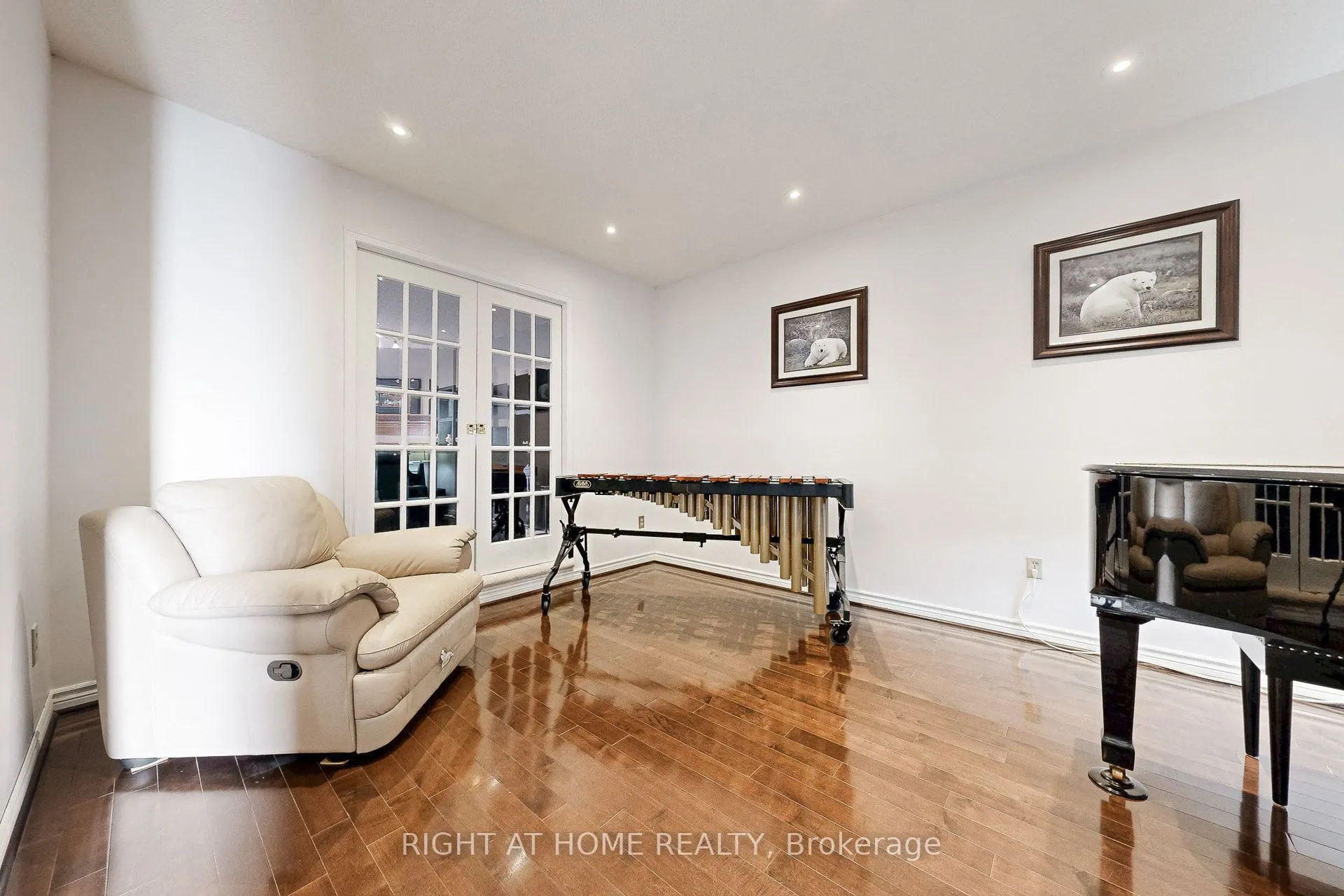 8 Lockridge Avenue