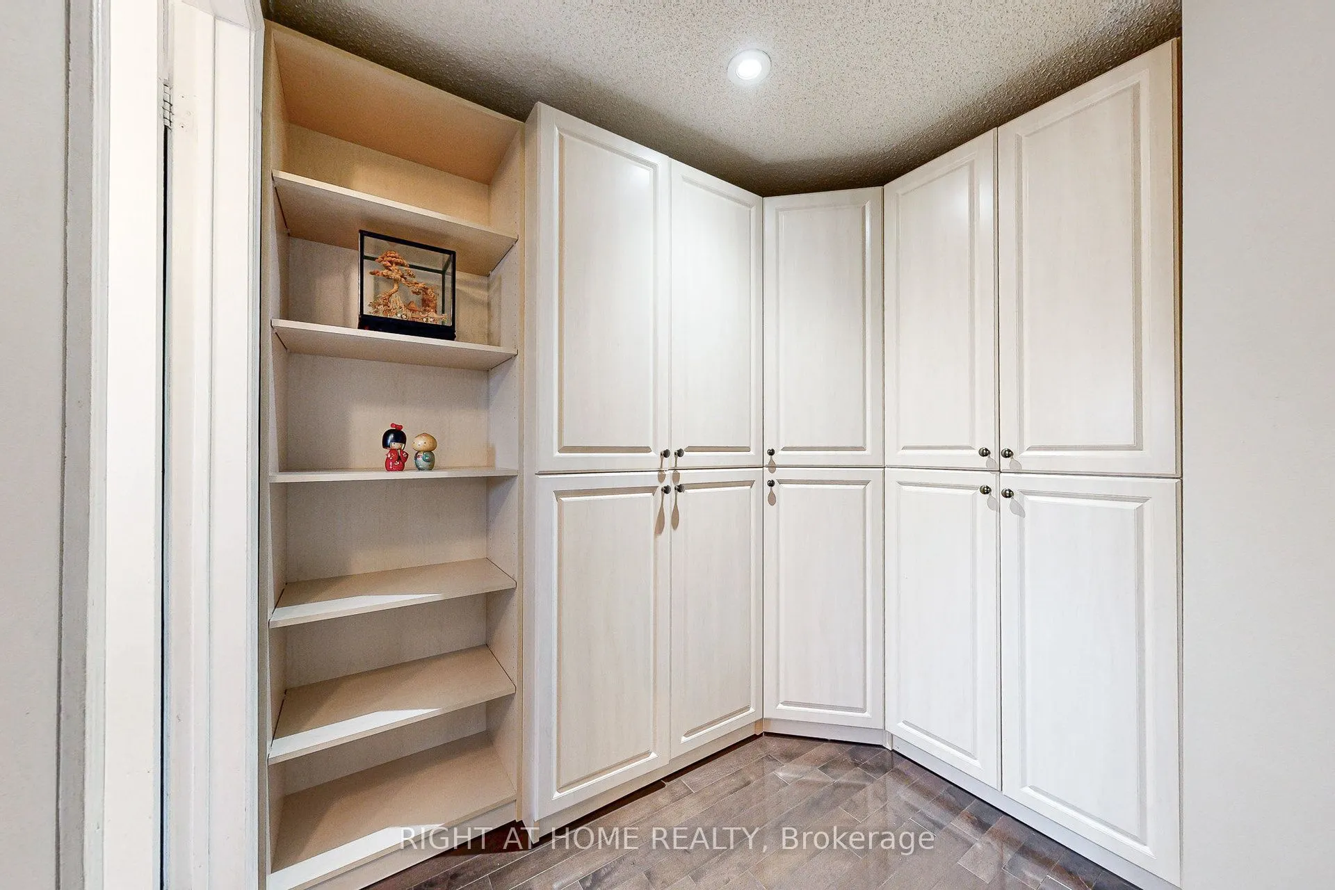 8 Lockridge Avenue