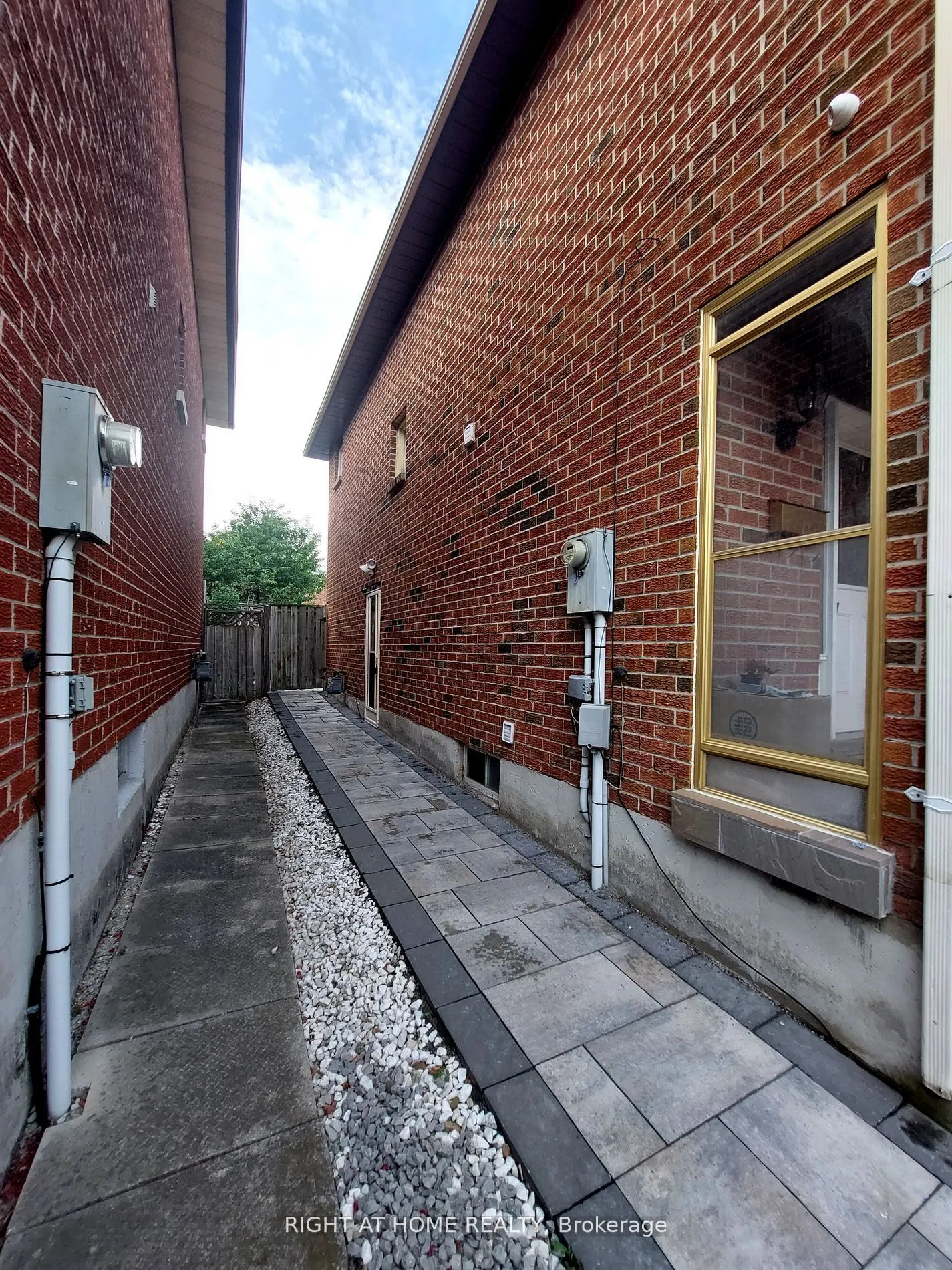 97 Belvedere Crescent, #Lower