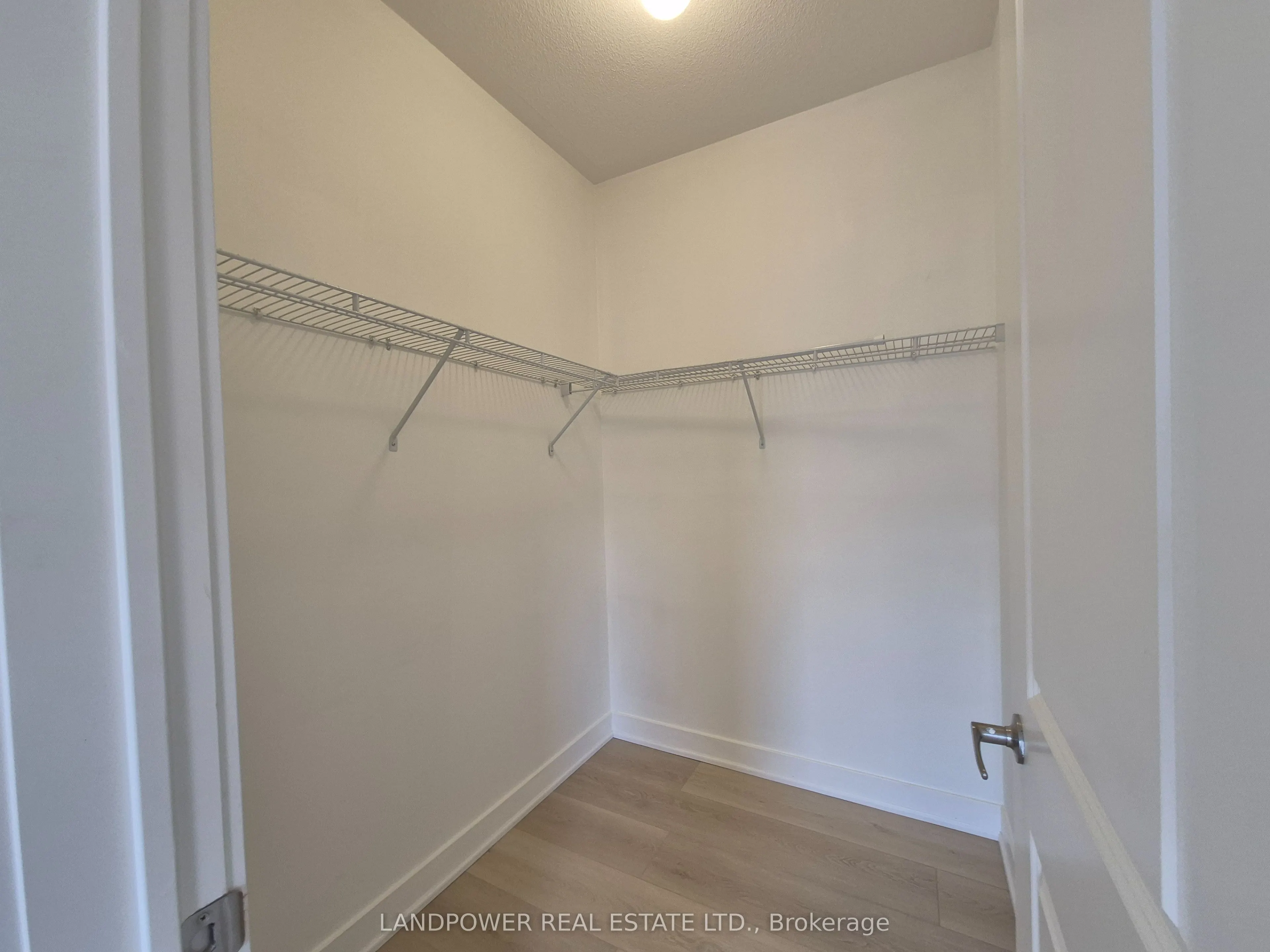 6 Gerussi Street