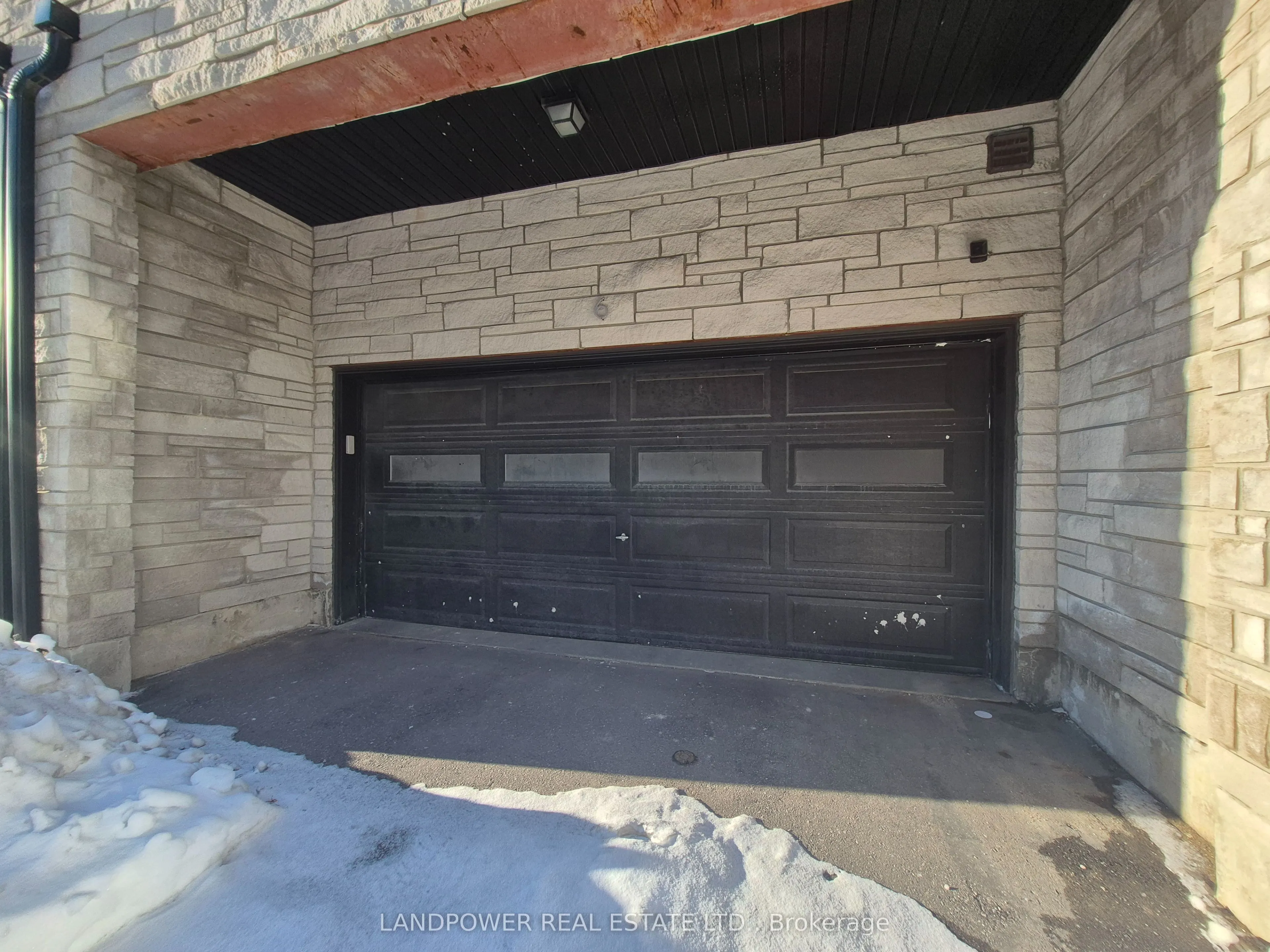 6 Gerussi Street