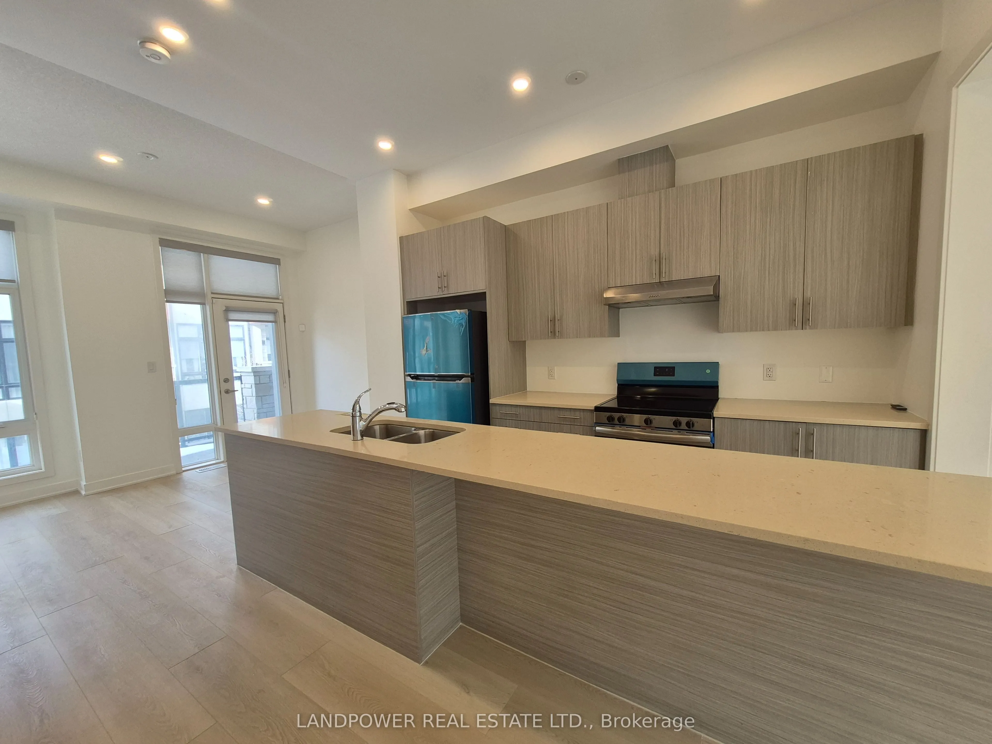 6 Gerussi Street