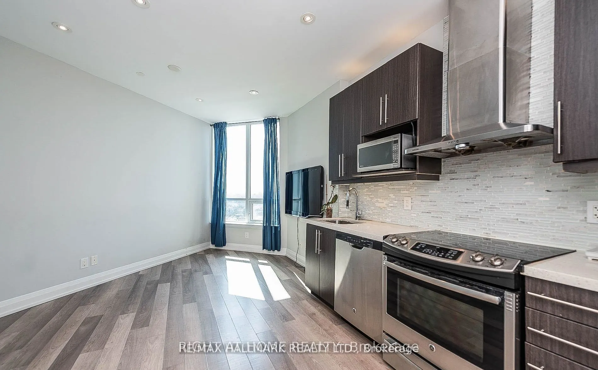 7171 Yonge Street, #911