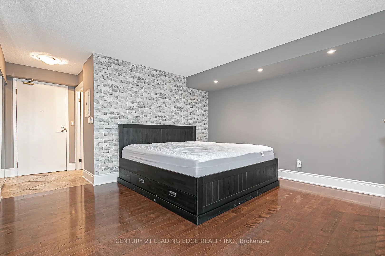 3 ELLESMERE Street, #202