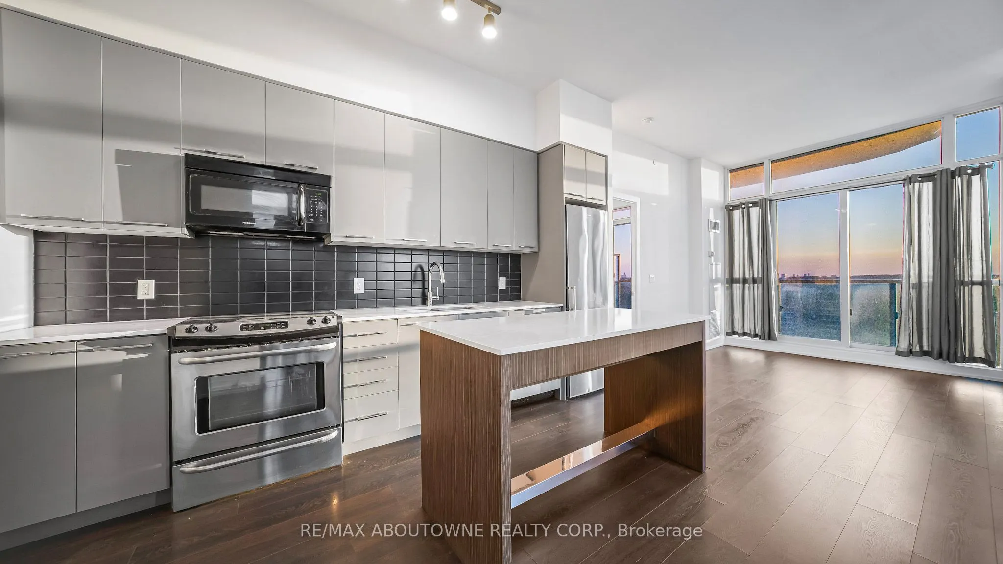 9471 Yonge Street, #LPH07