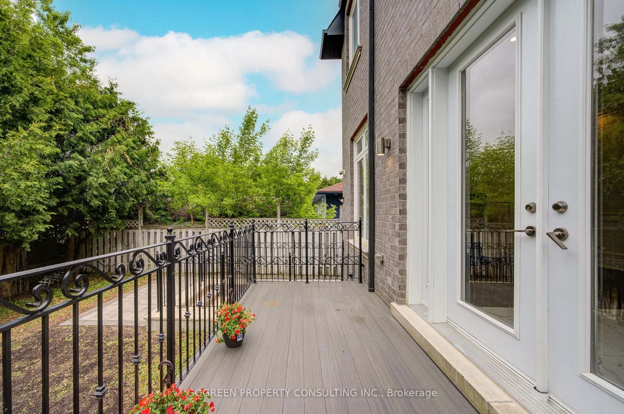 329 Paliser Crescent S