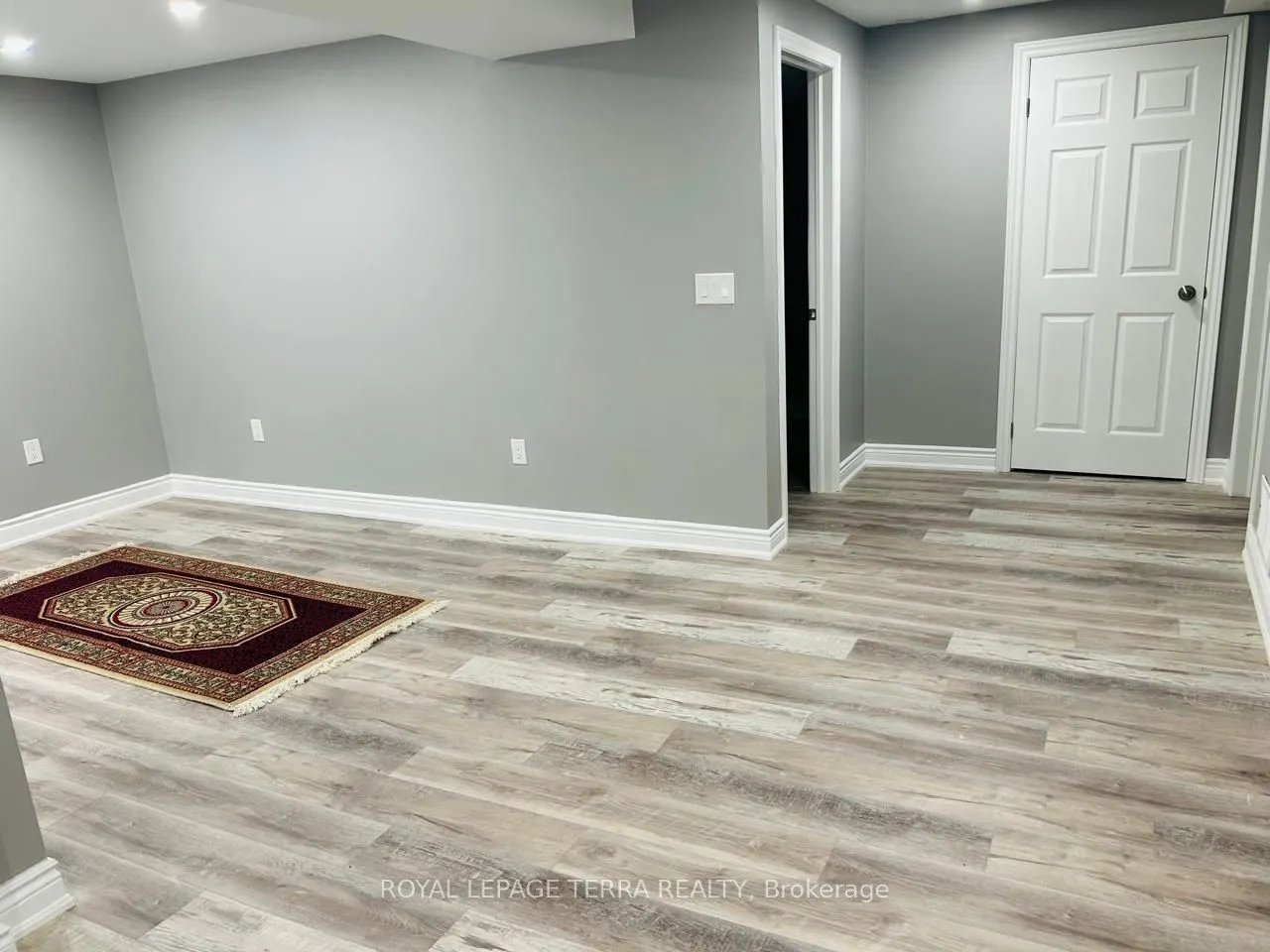 1120 LESLIE Drive