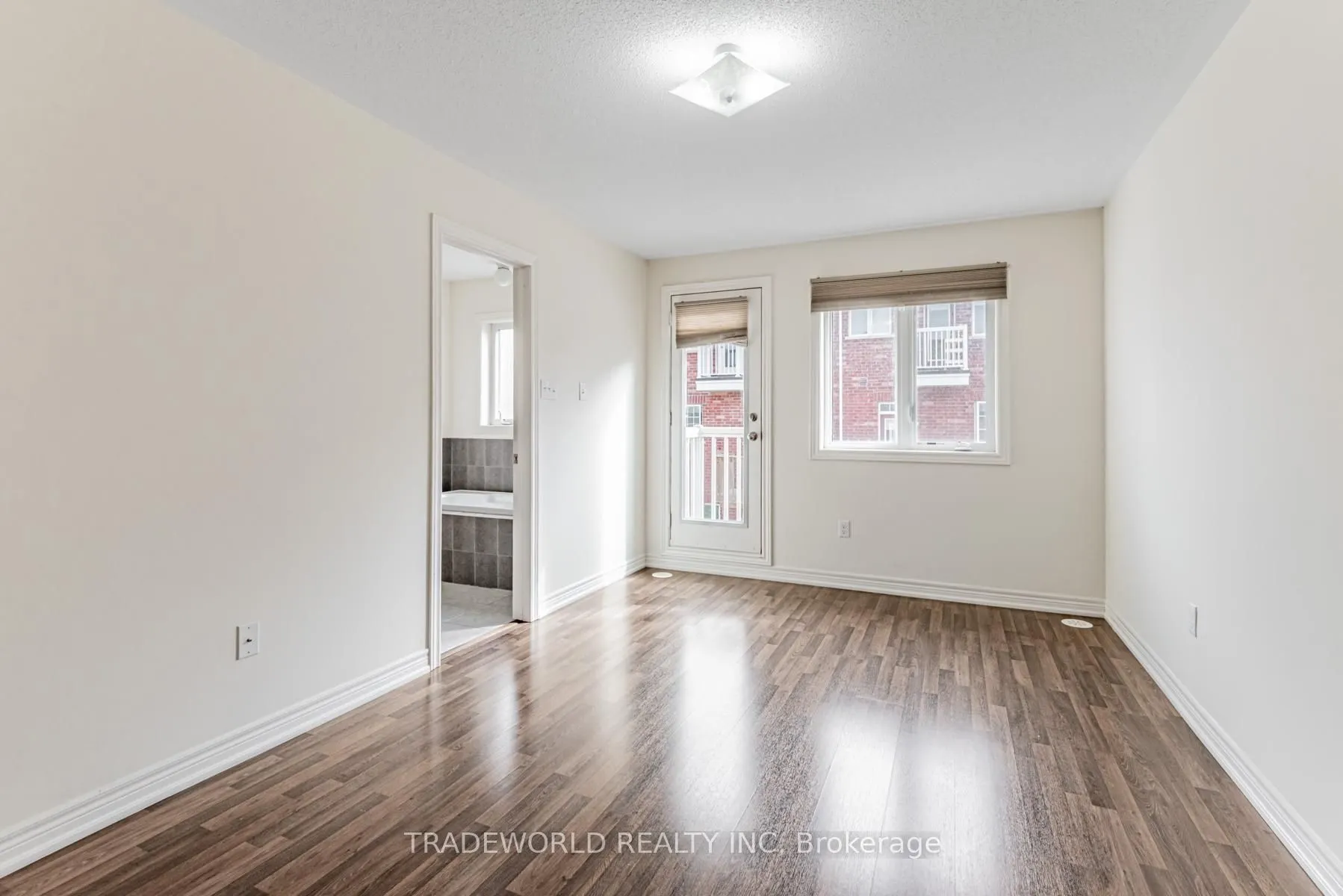 11 Roy Grove Way