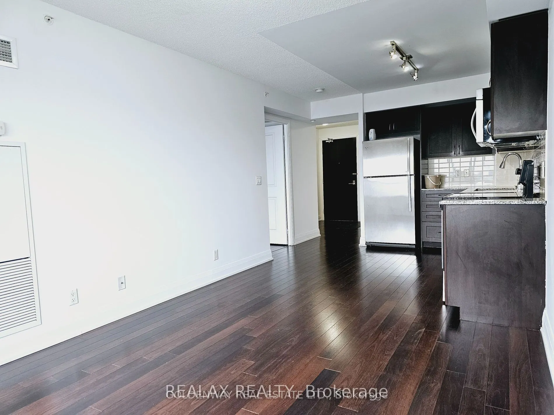 376 Highway 7 E, #803
