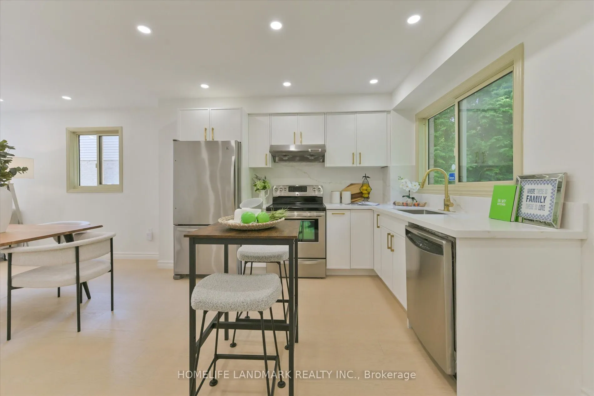 11 Hunters Point Drive
