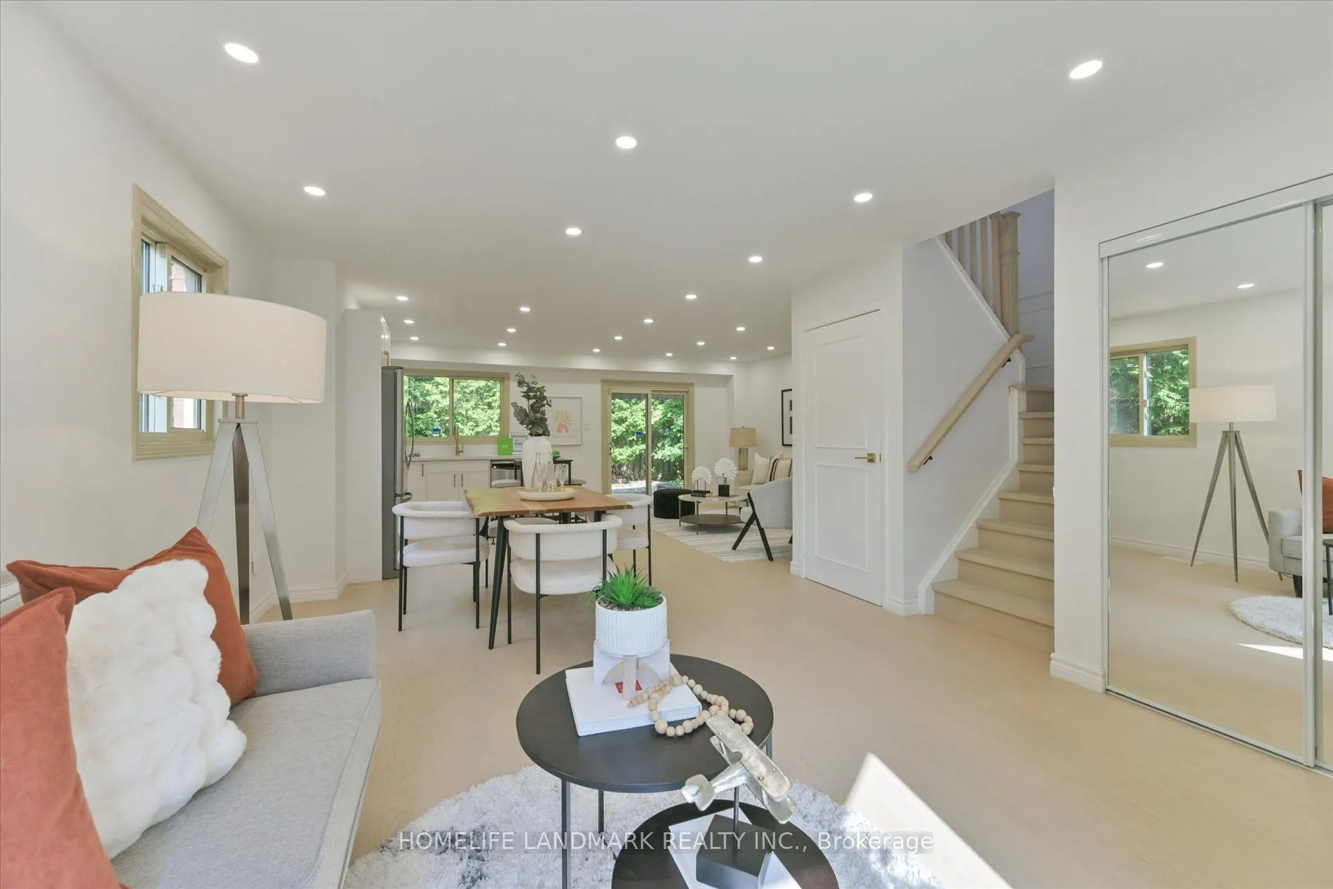 11 Hunters Point Drive