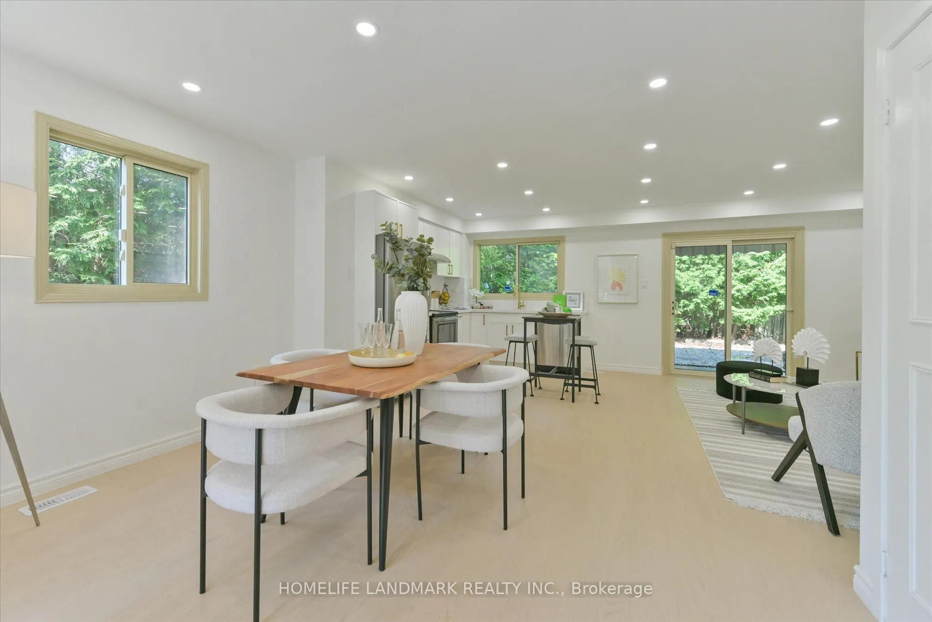 11 Hunters Point Drive
