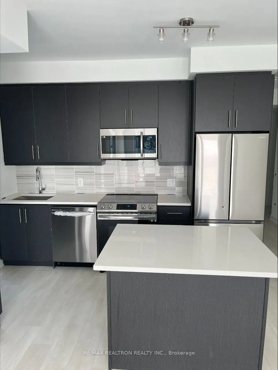 105 Oneida Crescent, #2503