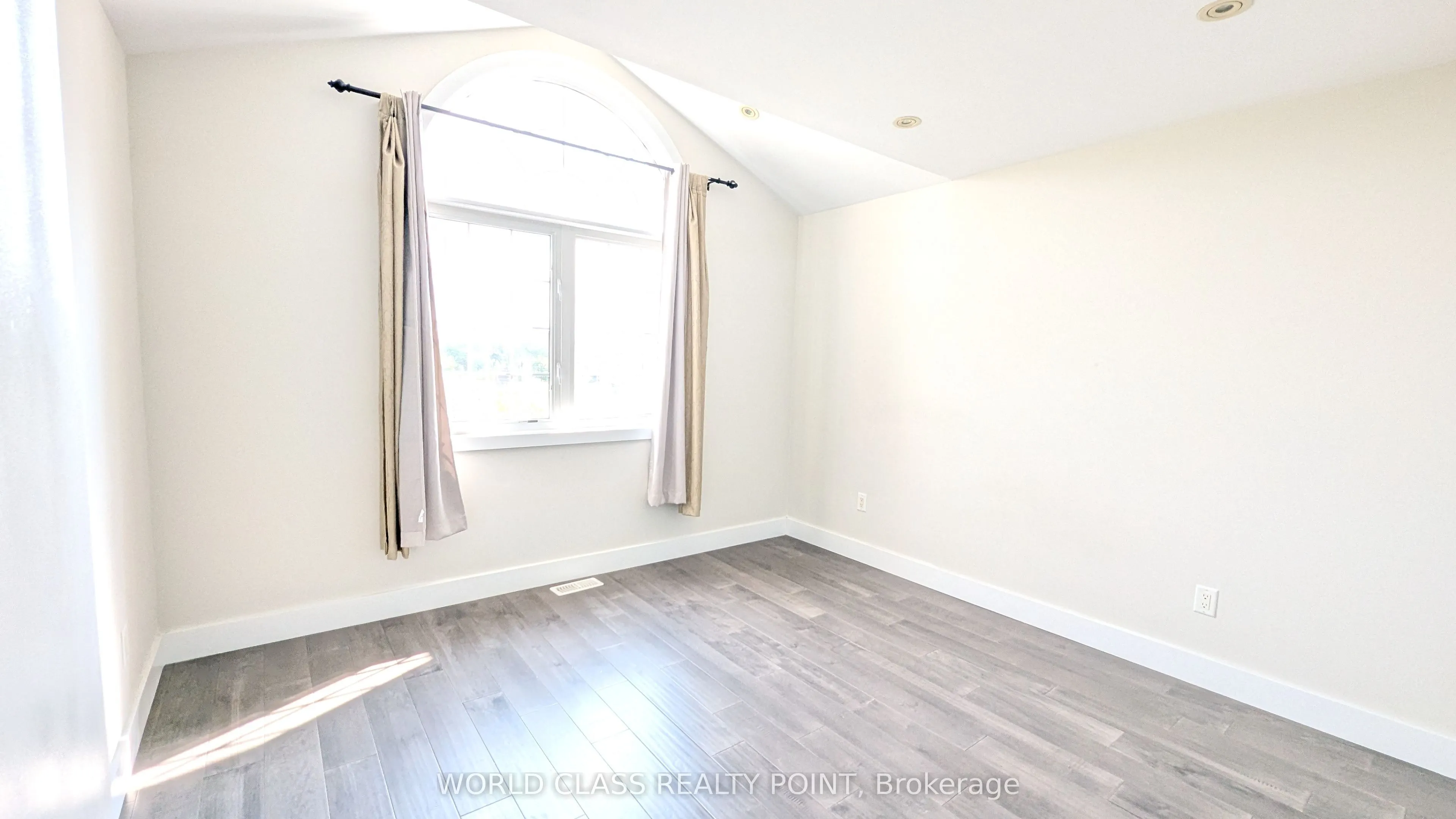 22 Gesher Crescent