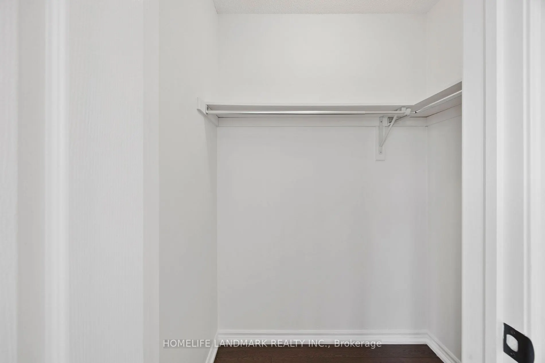 56 Donald Buttress Boulevard W