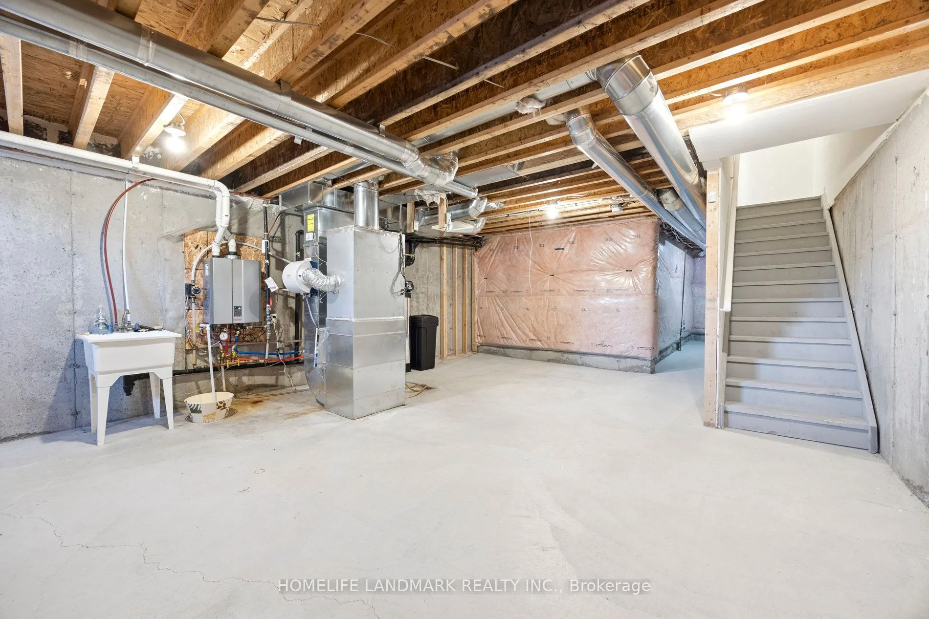 56 Donald Buttress Boulevard W
