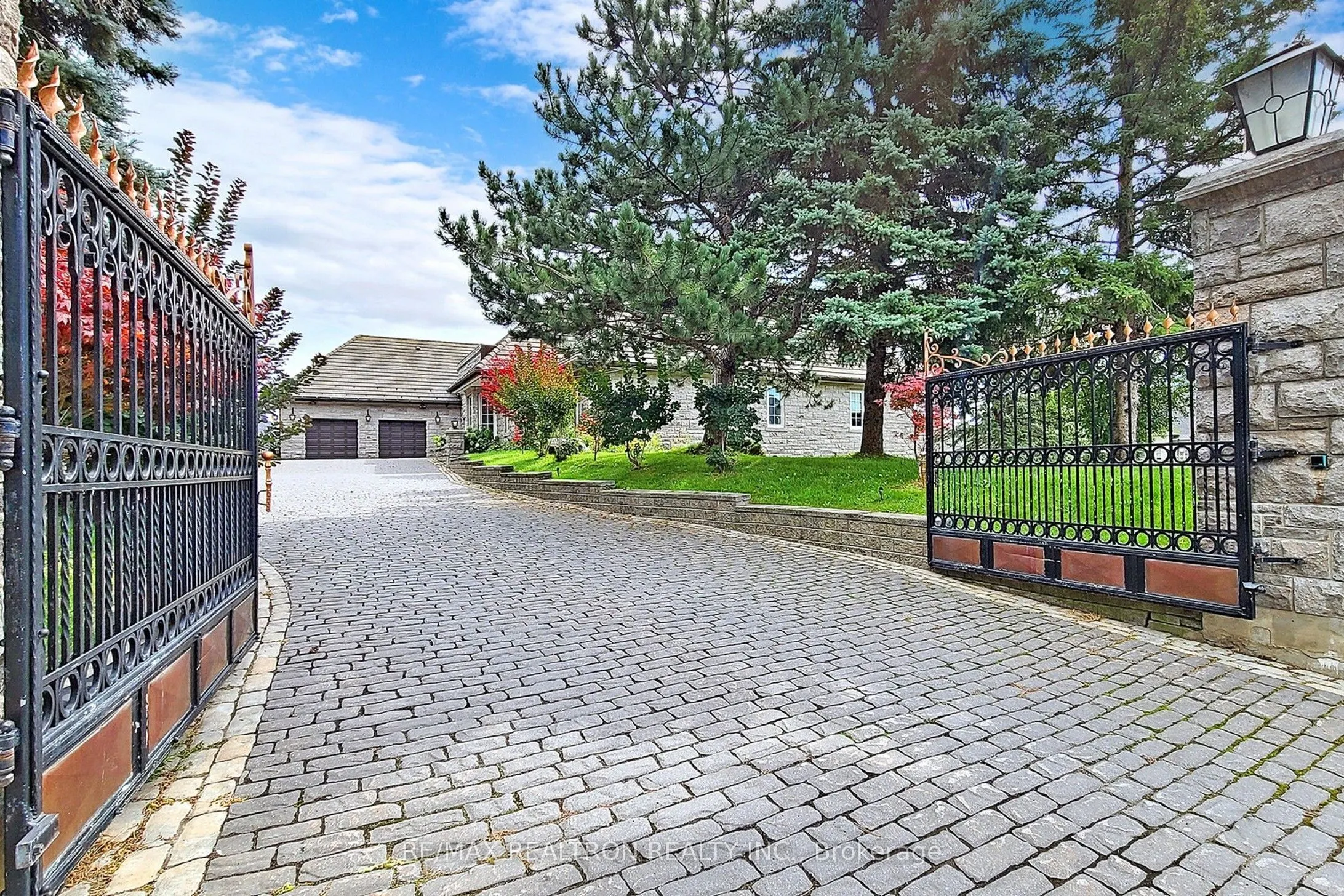 16 Finesse Court