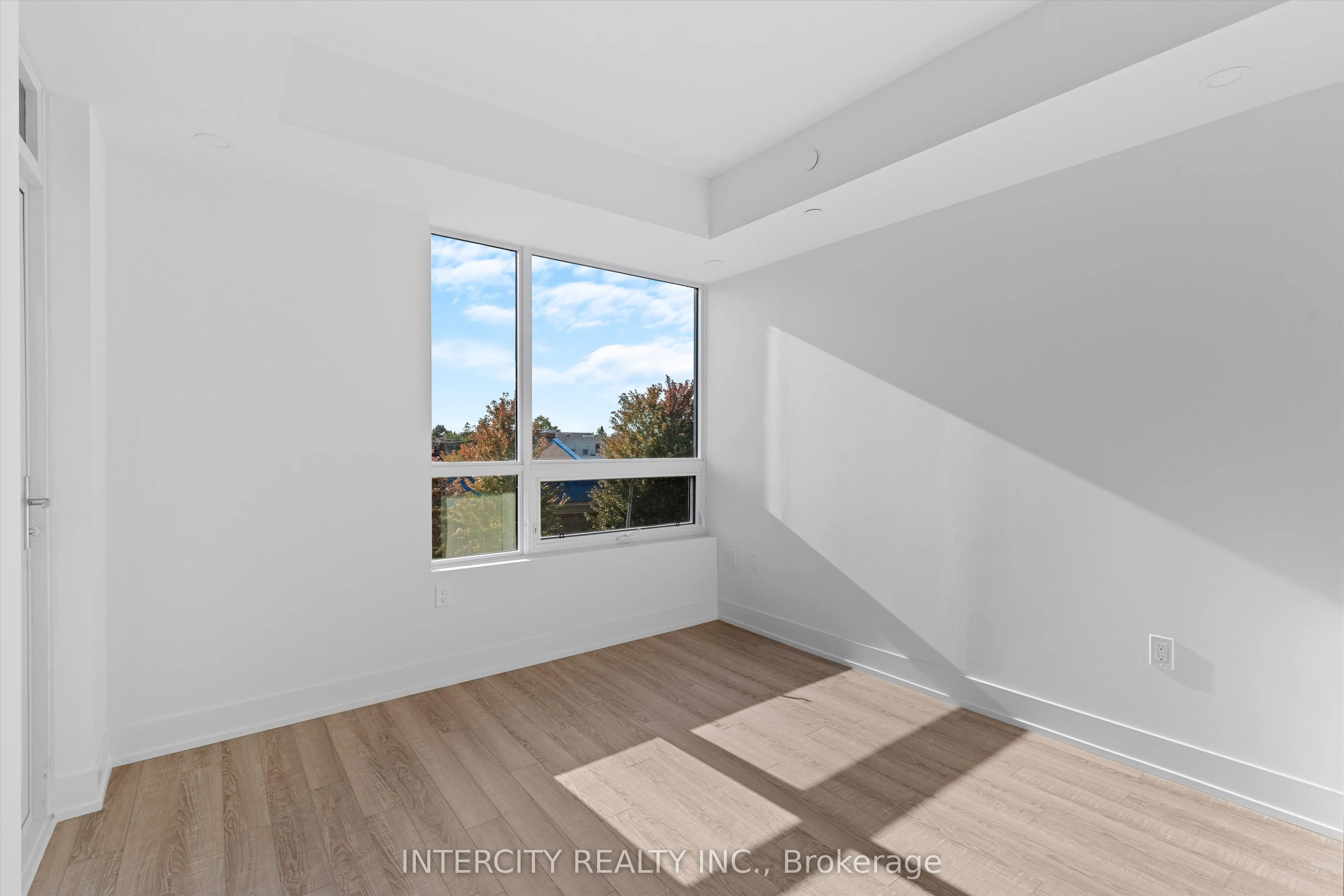 2075 King Road, #323