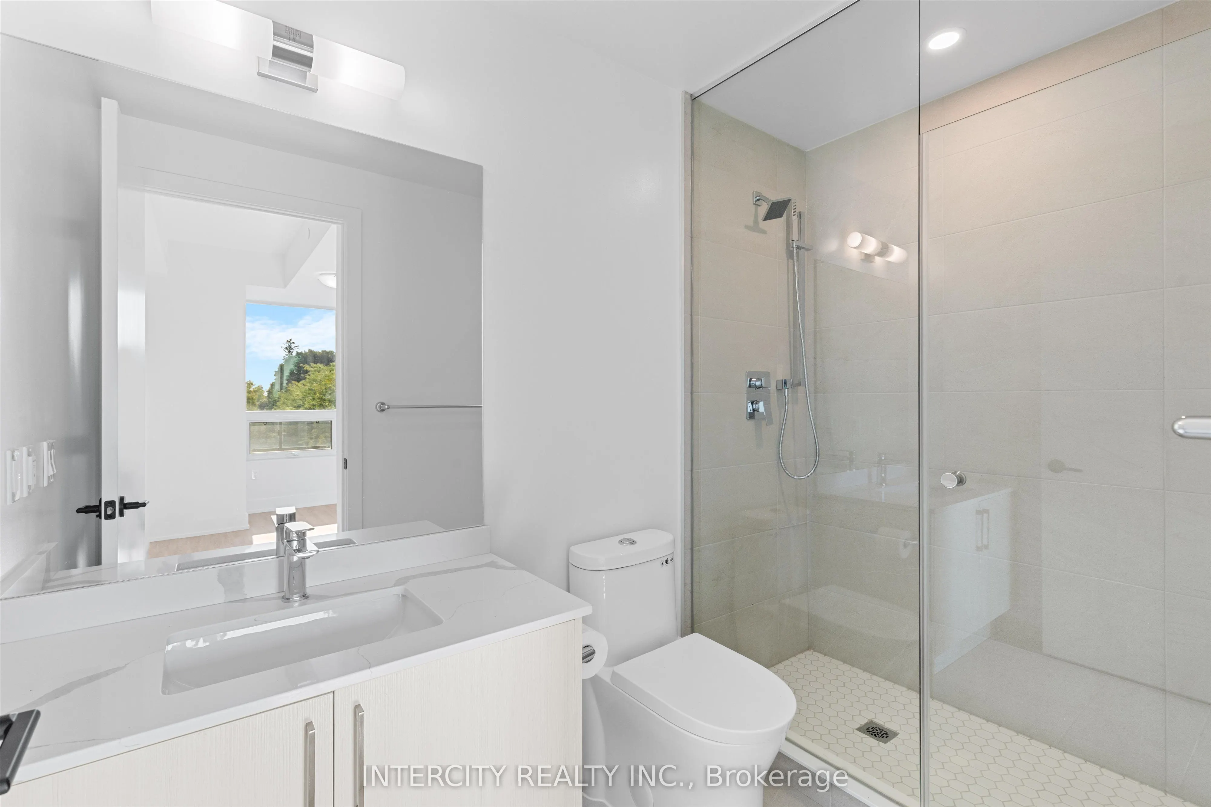 2075 King Road, #323