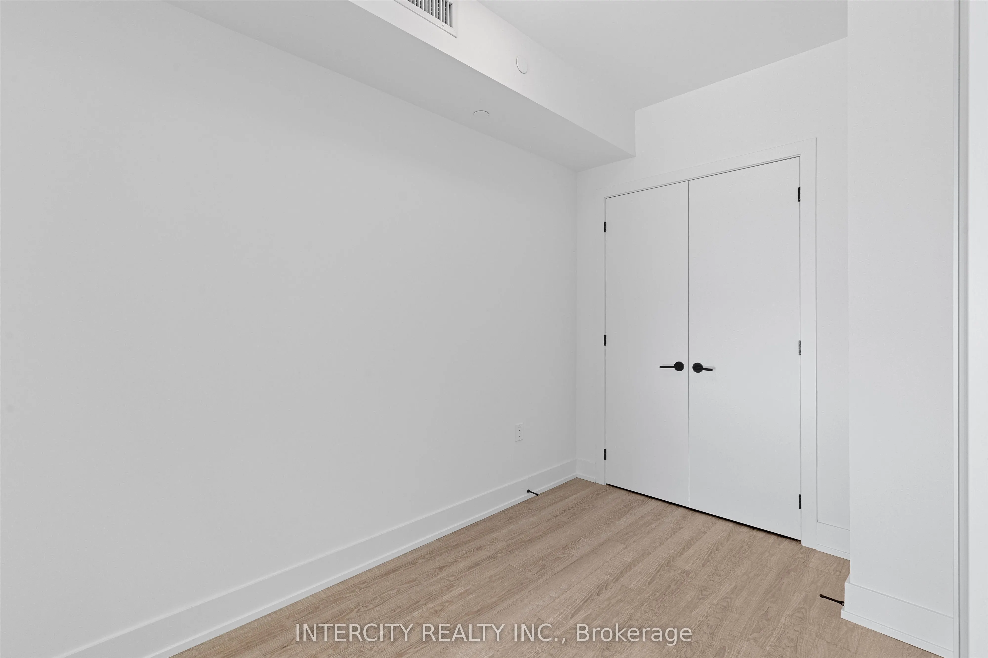 2075 King Road, #323