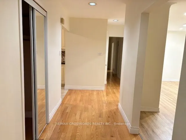 70 Hunt ( main floor ) Avenue