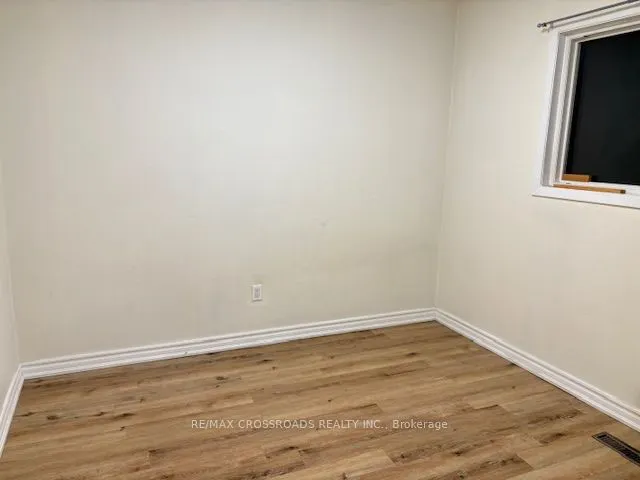 70 Hunt ( main floor ) Avenue