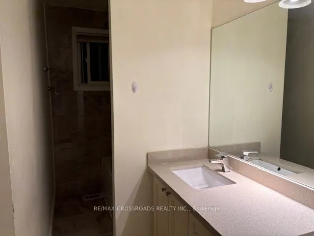 70 Hunt ( main floor ) Avenue