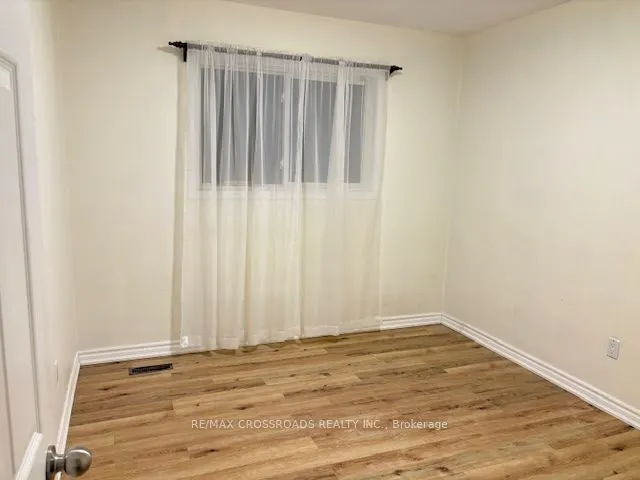 70 Hunt ( main floor ) Avenue