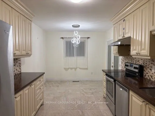 70 Hunt ( main floor ) Avenue