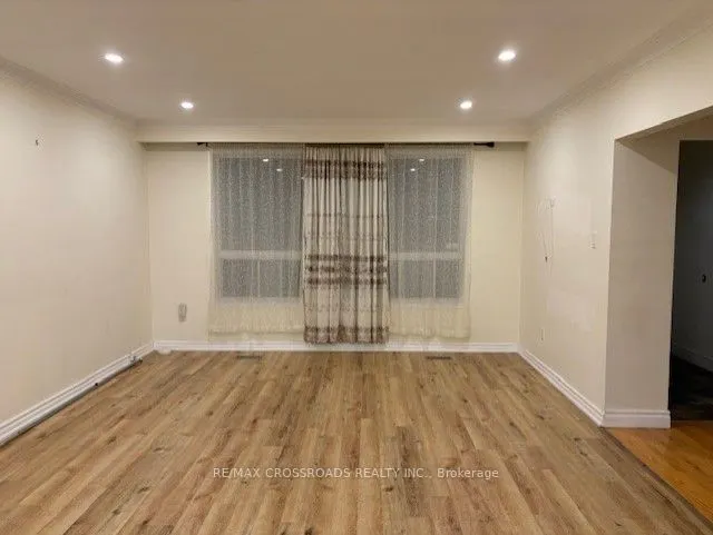 70 Hunt ( main floor ) Avenue