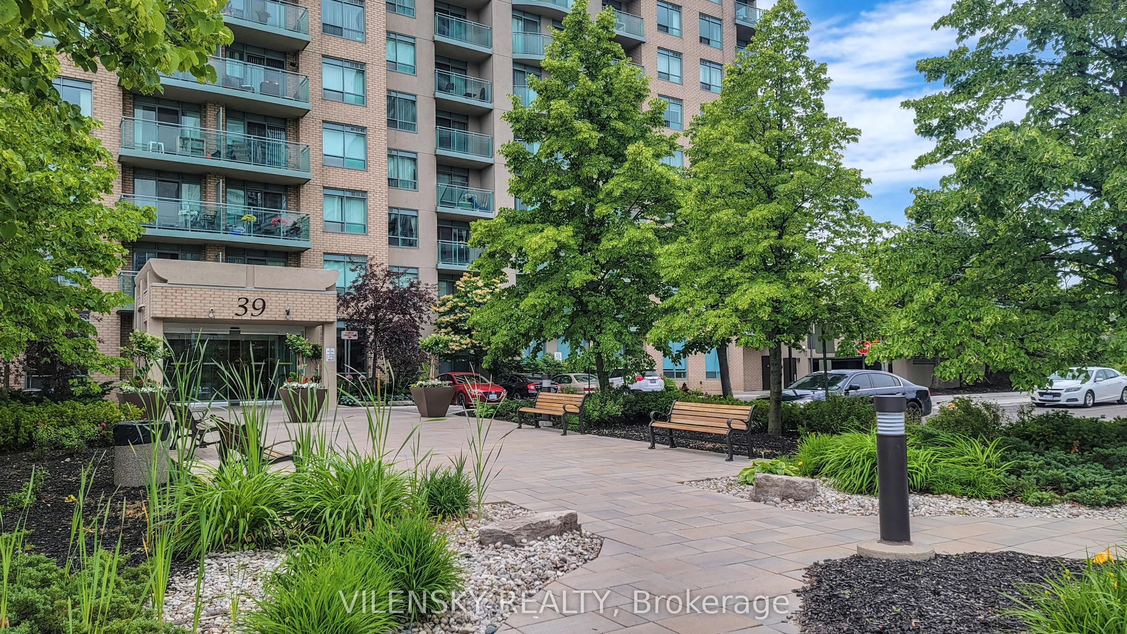 39 Oneida Crescent, #215