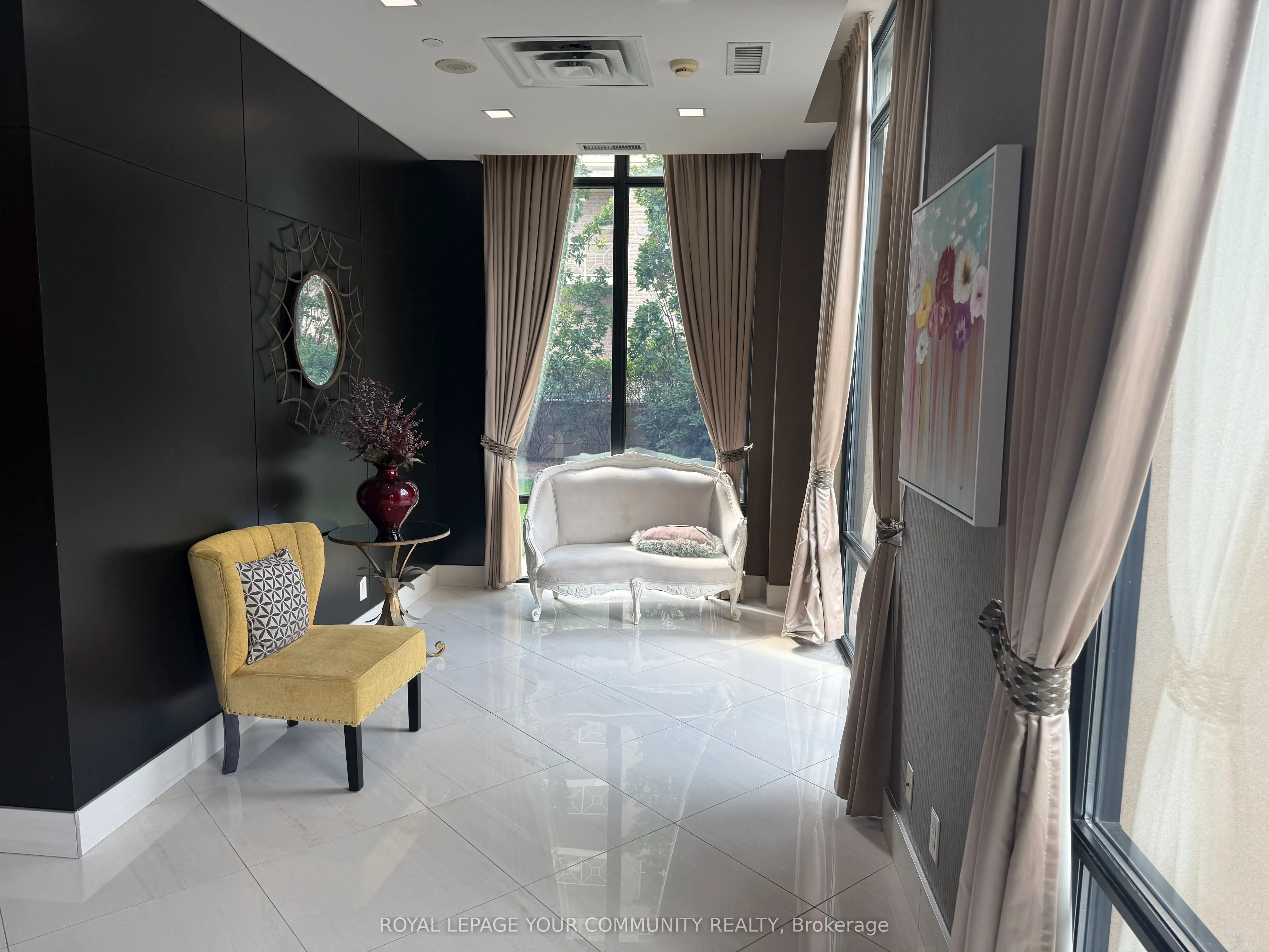 520 Steeles Avenue W, #208