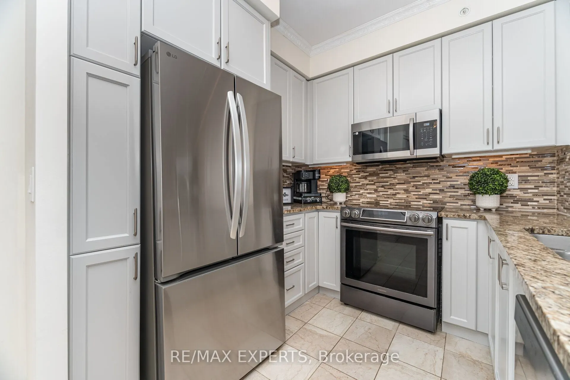 9255 Jane Street, #809