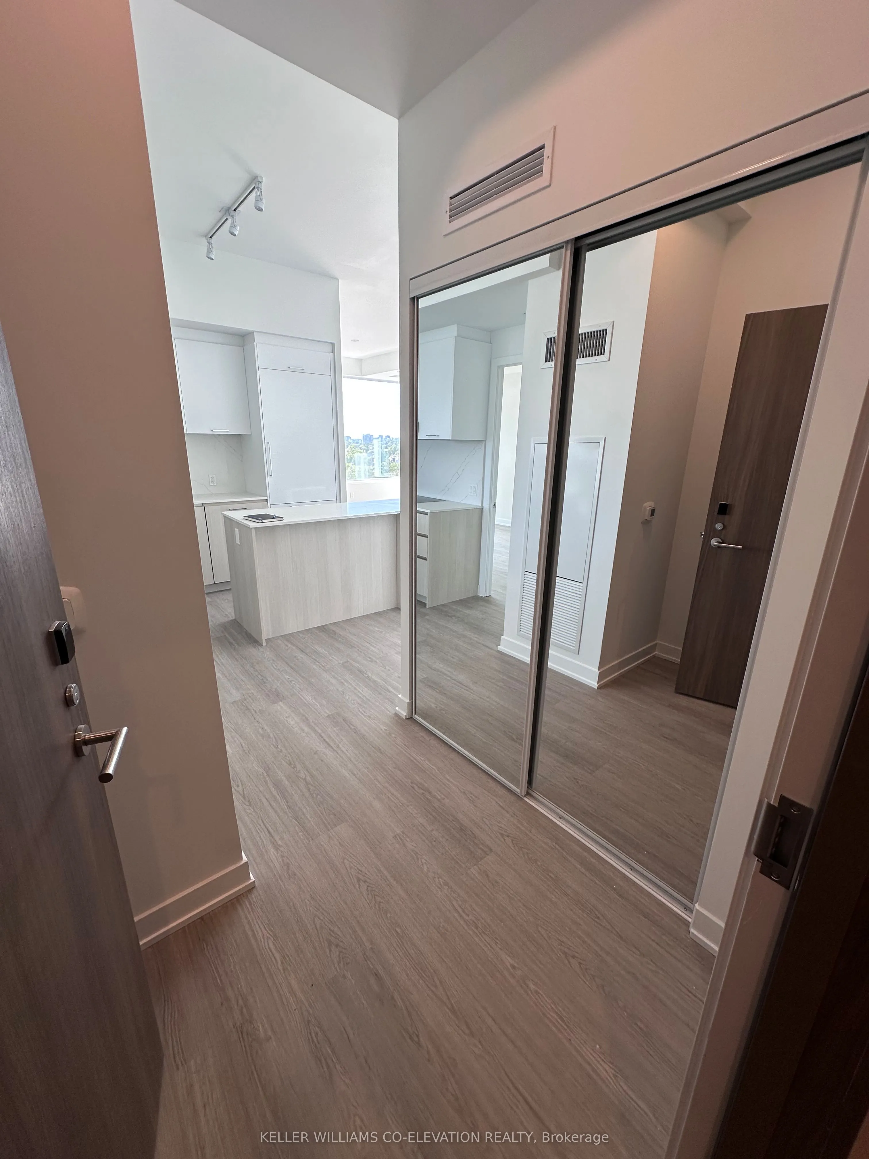 8188 Yonge Street, #904