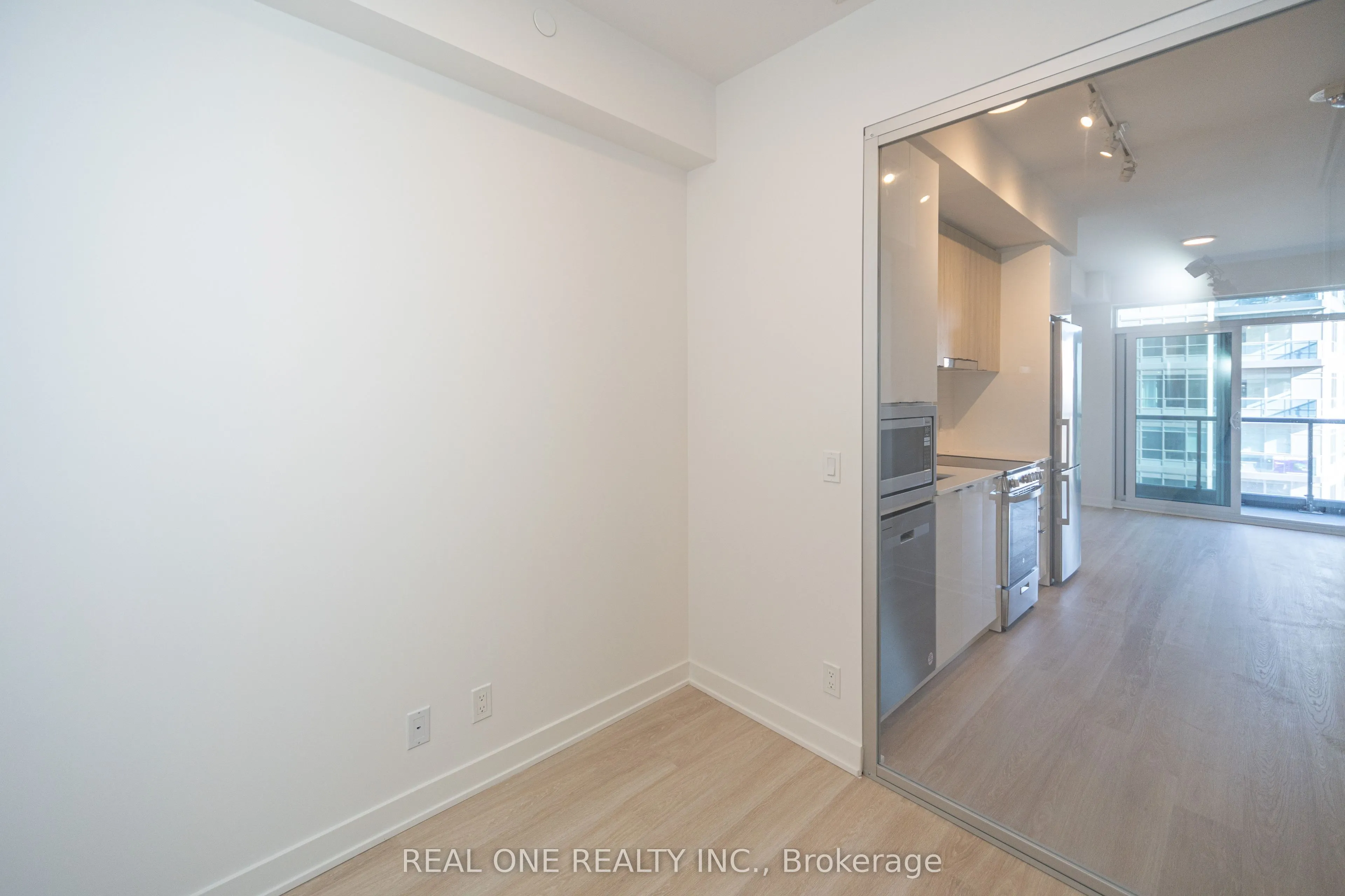 30 Upper Mall Way, #1408