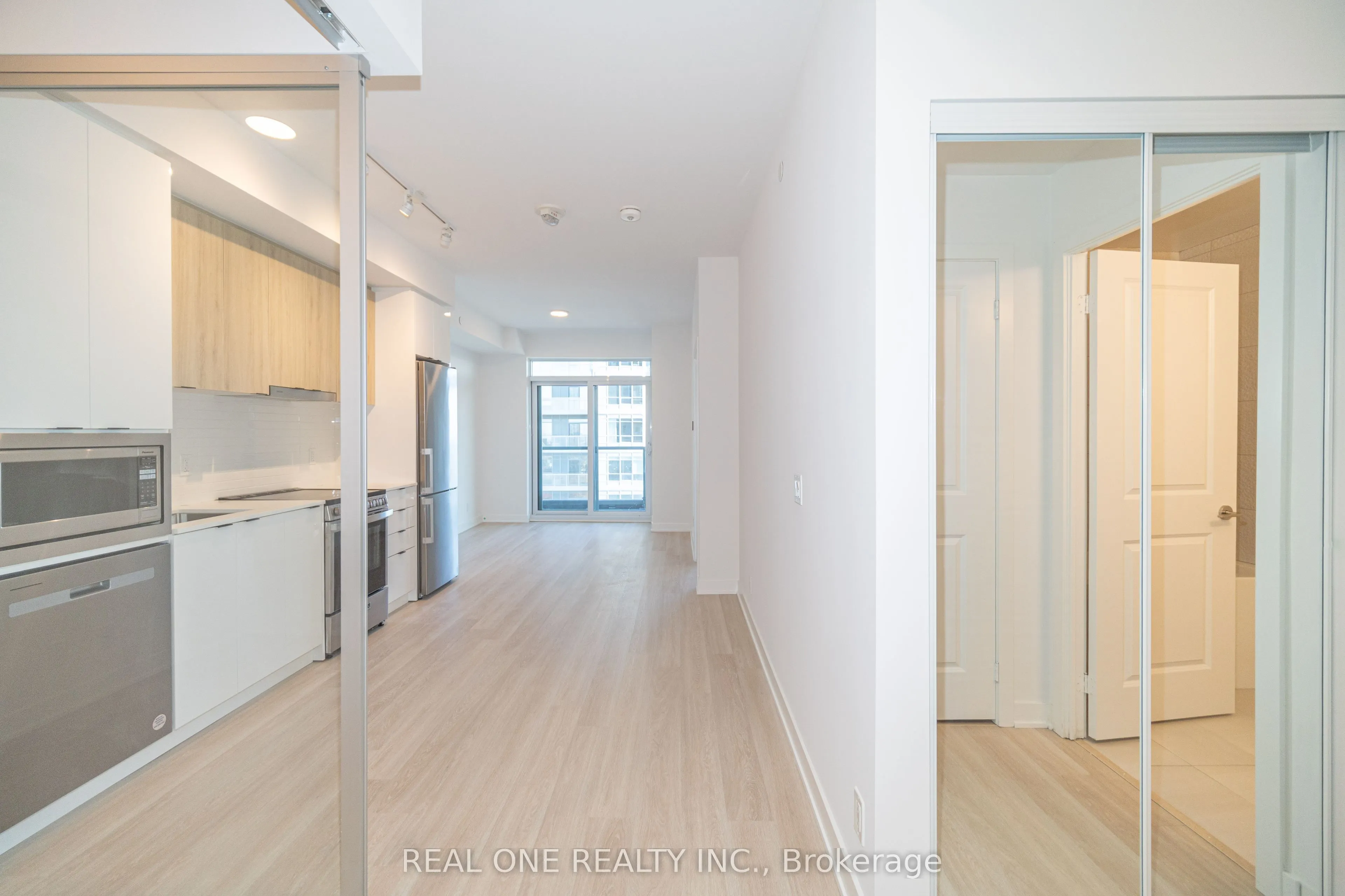 30 Upper Mall Way, #1408