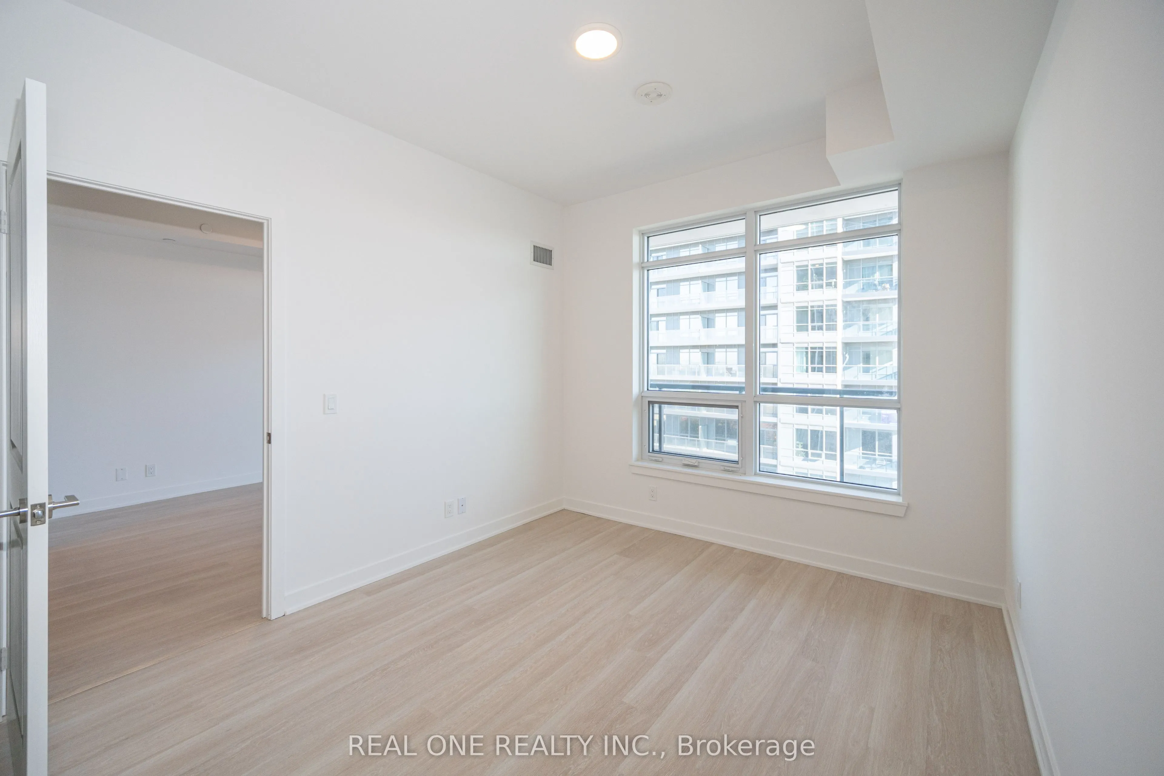 30 Upper Mall Way, #1408