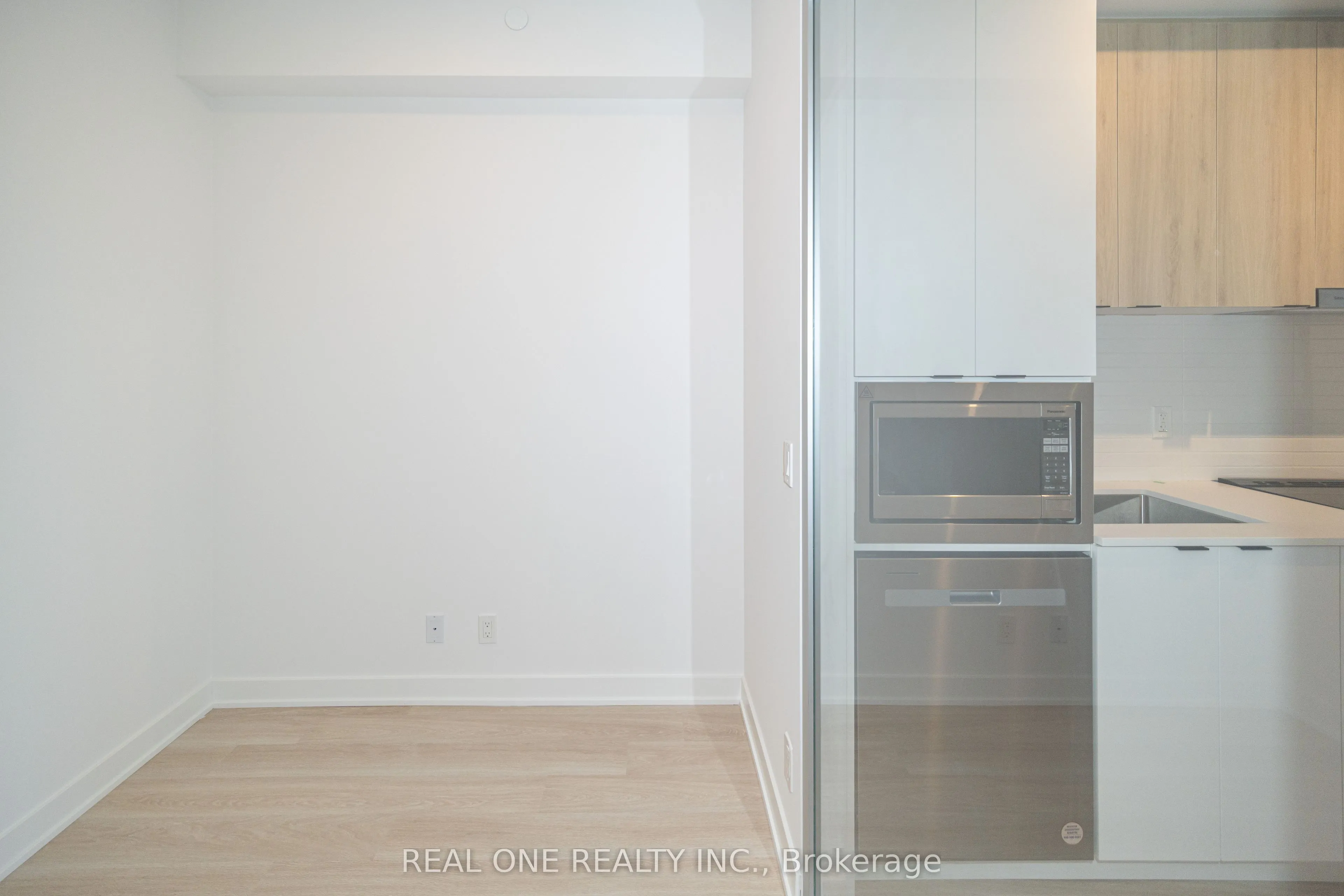 30 Upper Mall Way, #1408