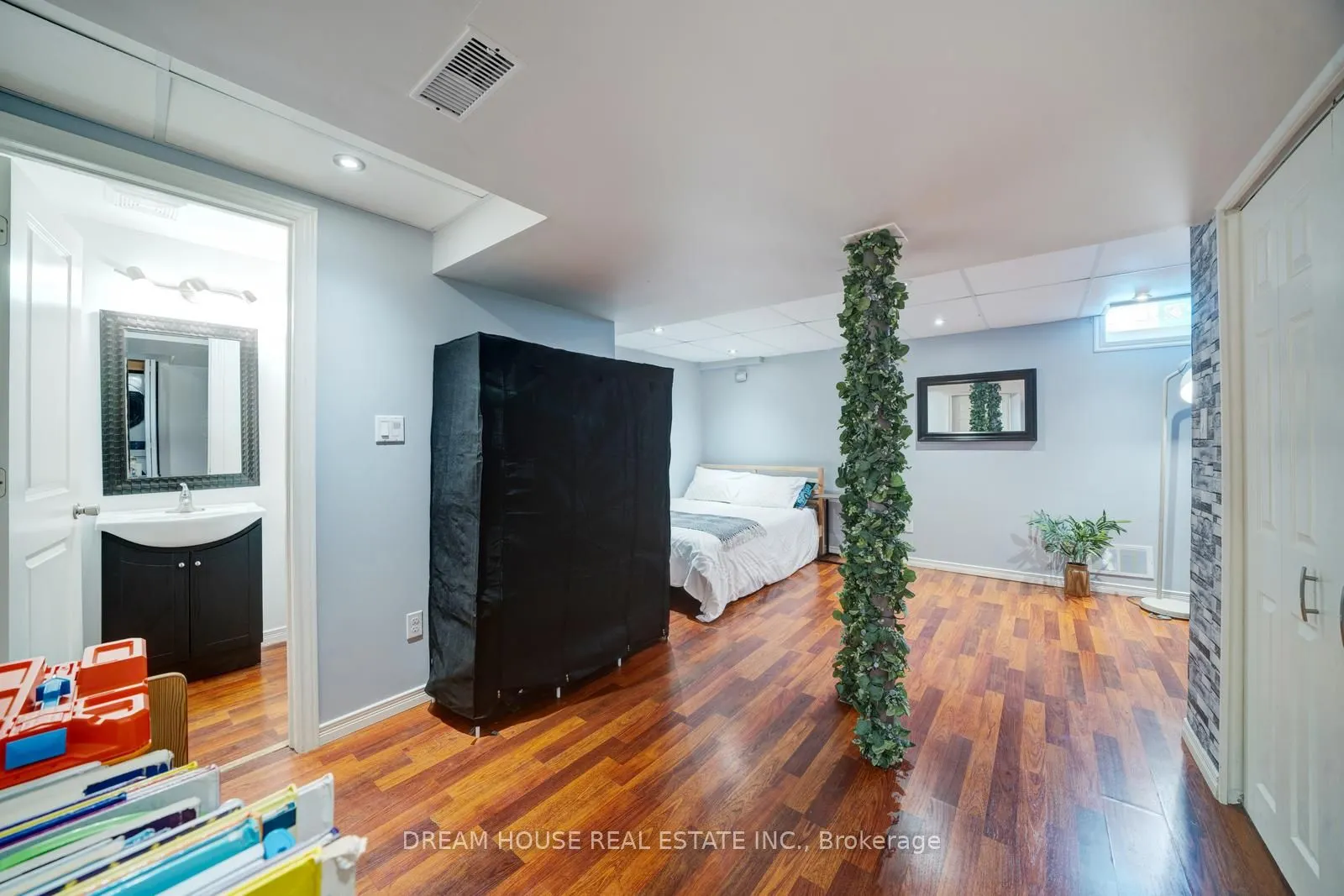 417 King Street E