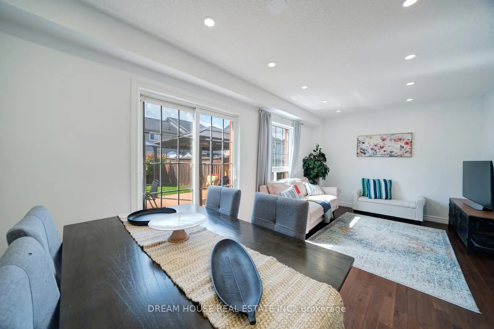 417 King Street E