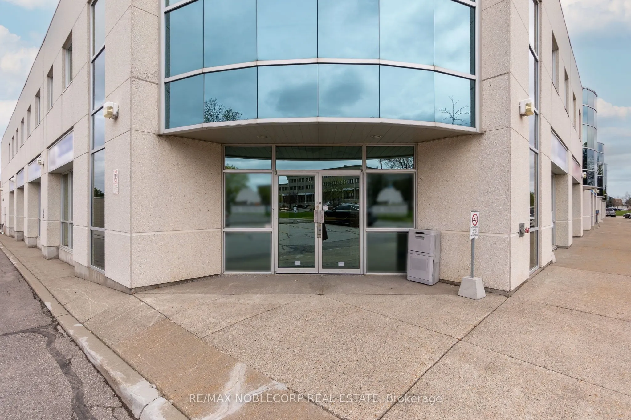 9033 Leslie Street W