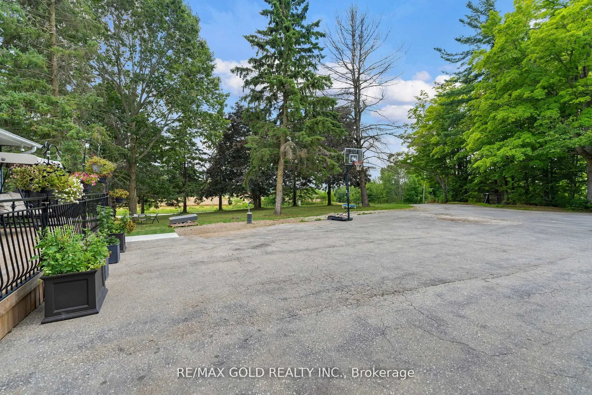 6820 16th Side Road