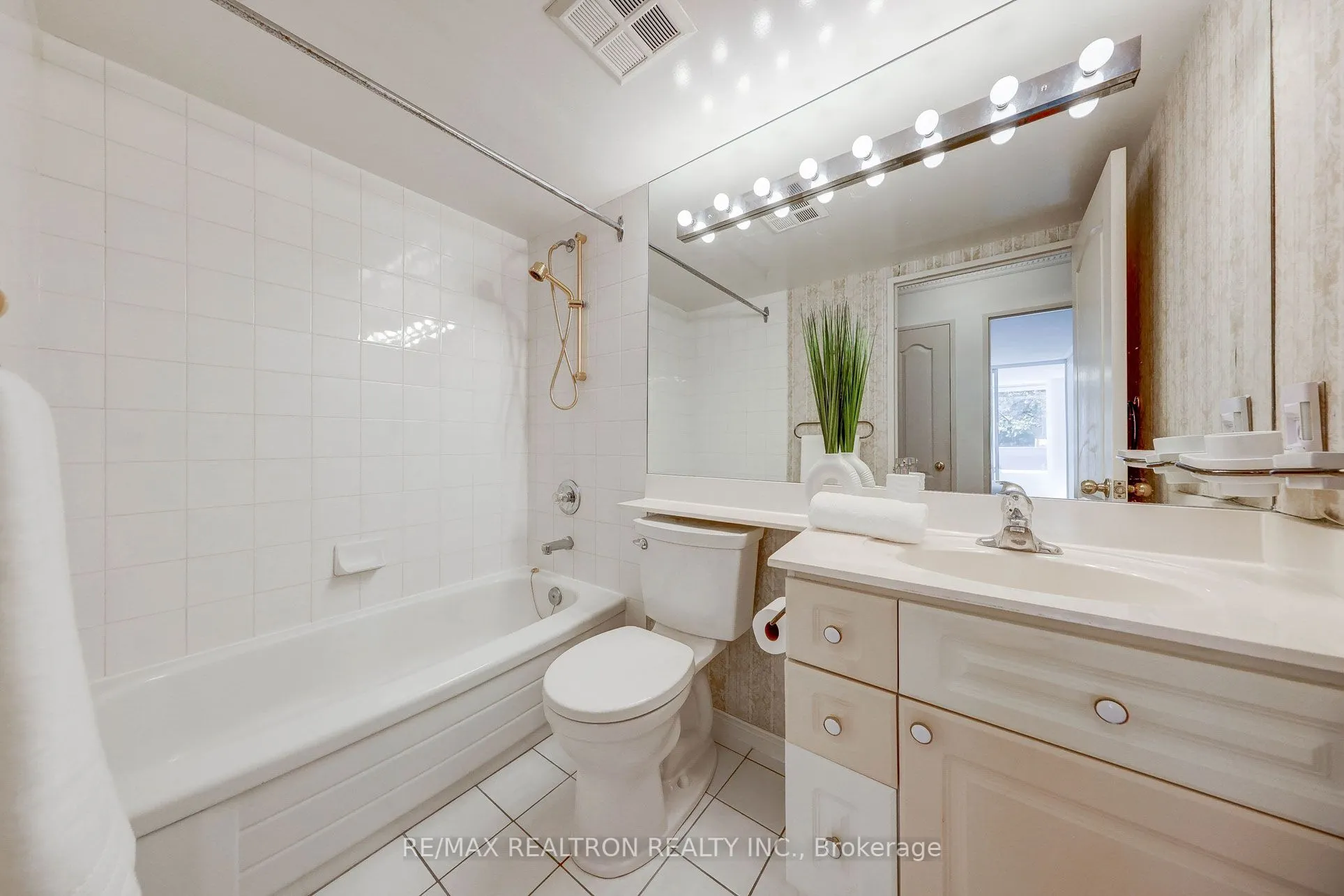11 Townsgate Drive, #206