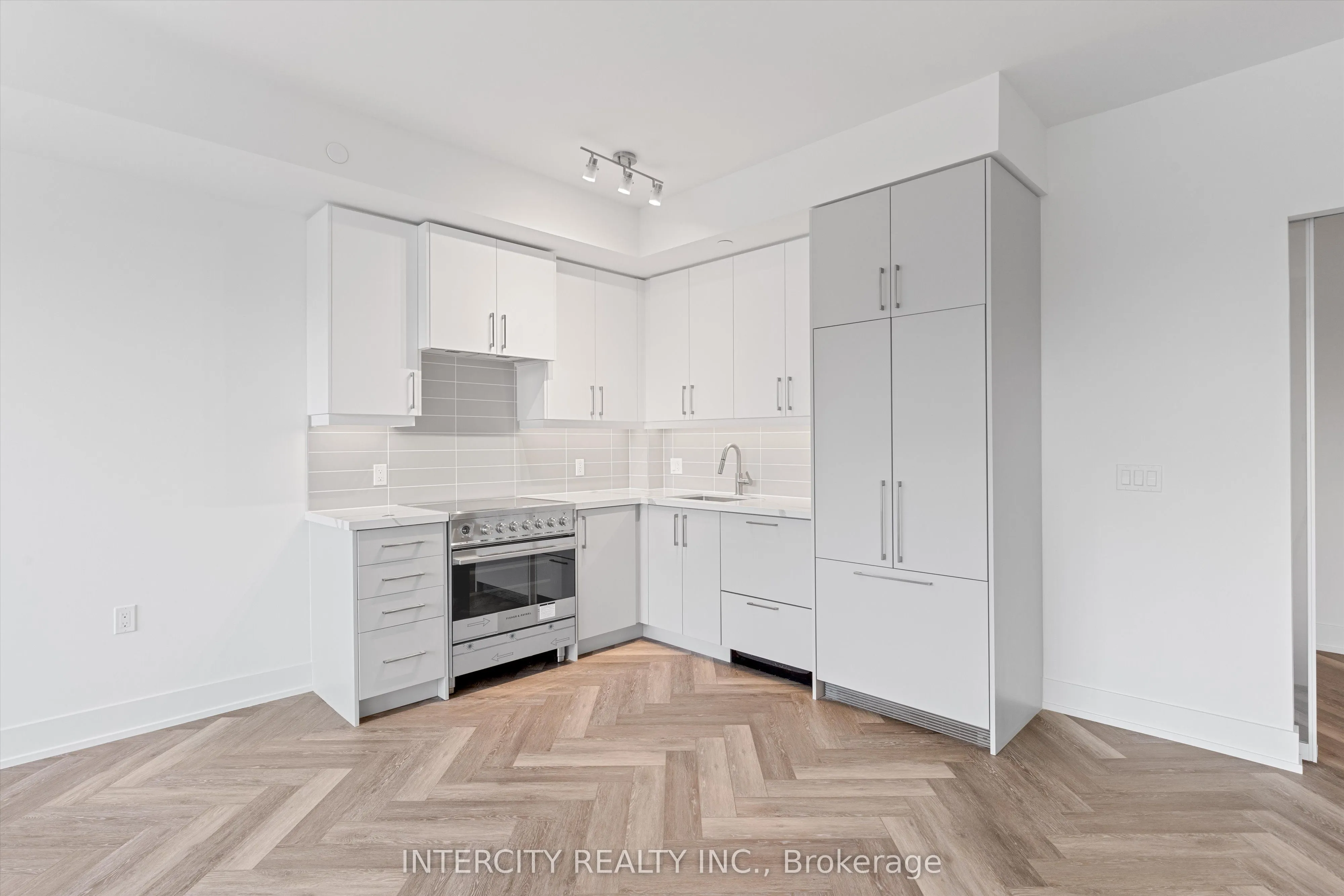 2075 King Road, #205