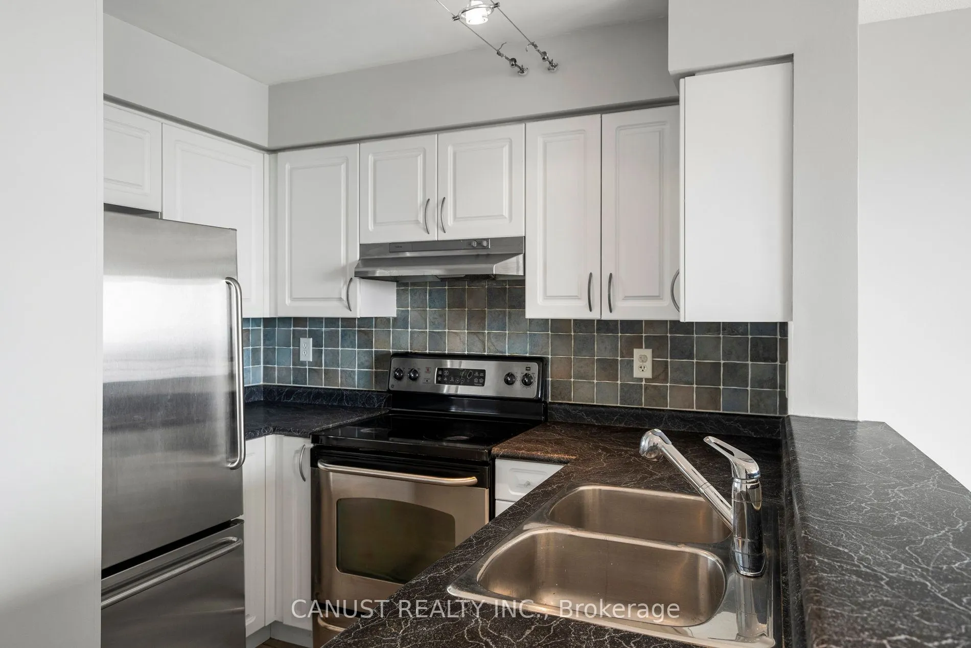 39 Oneida Crescent, #703