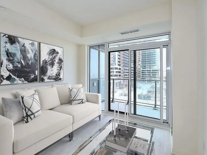 9000 Jane Street, #422